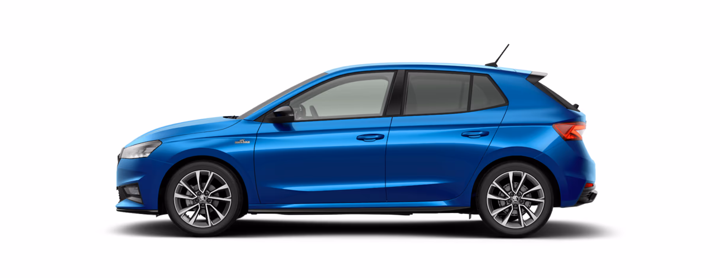 Seitenansicht eines freigestellten Škoda Fabia Monte Carlo in der Lackierung Race-Blau Metallic mit 17 Zoll Leichtmetallfelgen “Procyon schwarz glanzgedreht“.