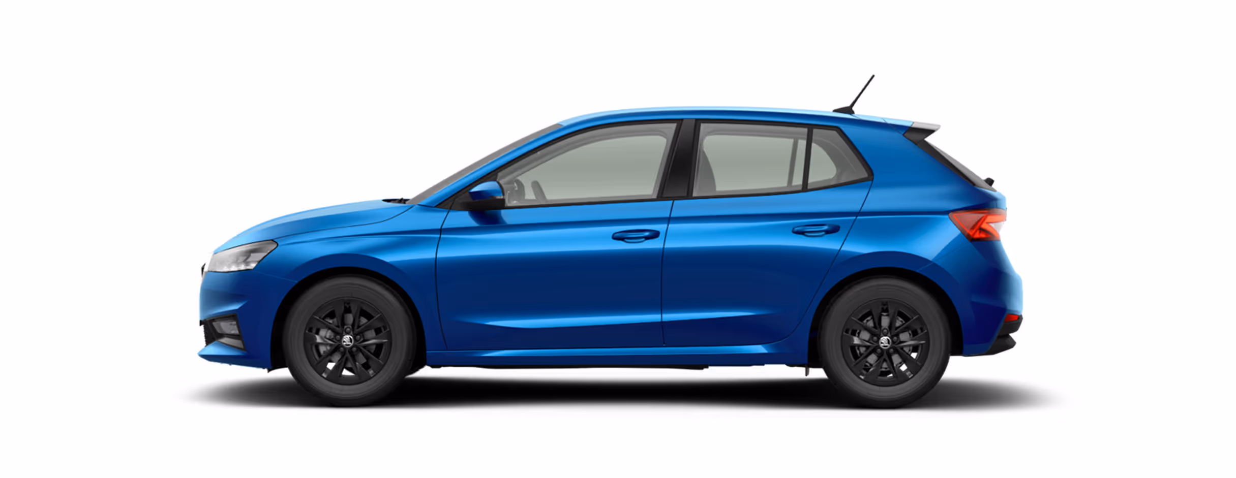 Seitenansicht eines freigestellten Škoda Fabia in der Lackierung Race-Blau Metallic mit 15 Zoll Leichtmetallfelgen “Rotare Aero schwarz“.