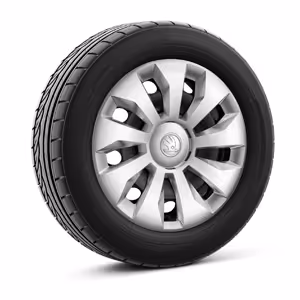 Ein freigestellter Reifen mit 15 Zoll Stahlfelge mit Radzierblende “Calisto”.