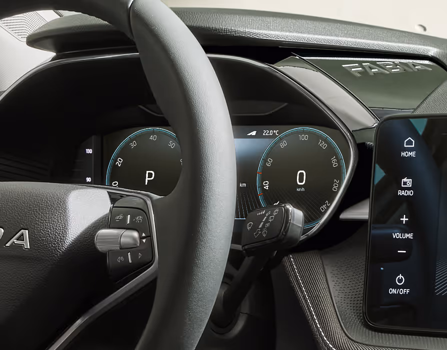 Die Nahaufnahme des Cockpits zeigt das digitale Kombiinstrument (Virtual Cockpit), das wichtige Fahrdaten übersichtlich direkt hinter dem Multifunktionslenkrad darstellt. Das Lenkrad selbst ist mit intuitiven Bedienelementen ausgestattet, um verschiedene Fahrzeugfunktionen bequem zu steuern. Rechts im Bild ist der Rand des zentralen Infotainmentdisplays zu erkennen, das sich harmonisch in das Armaturenbrett einfügt.