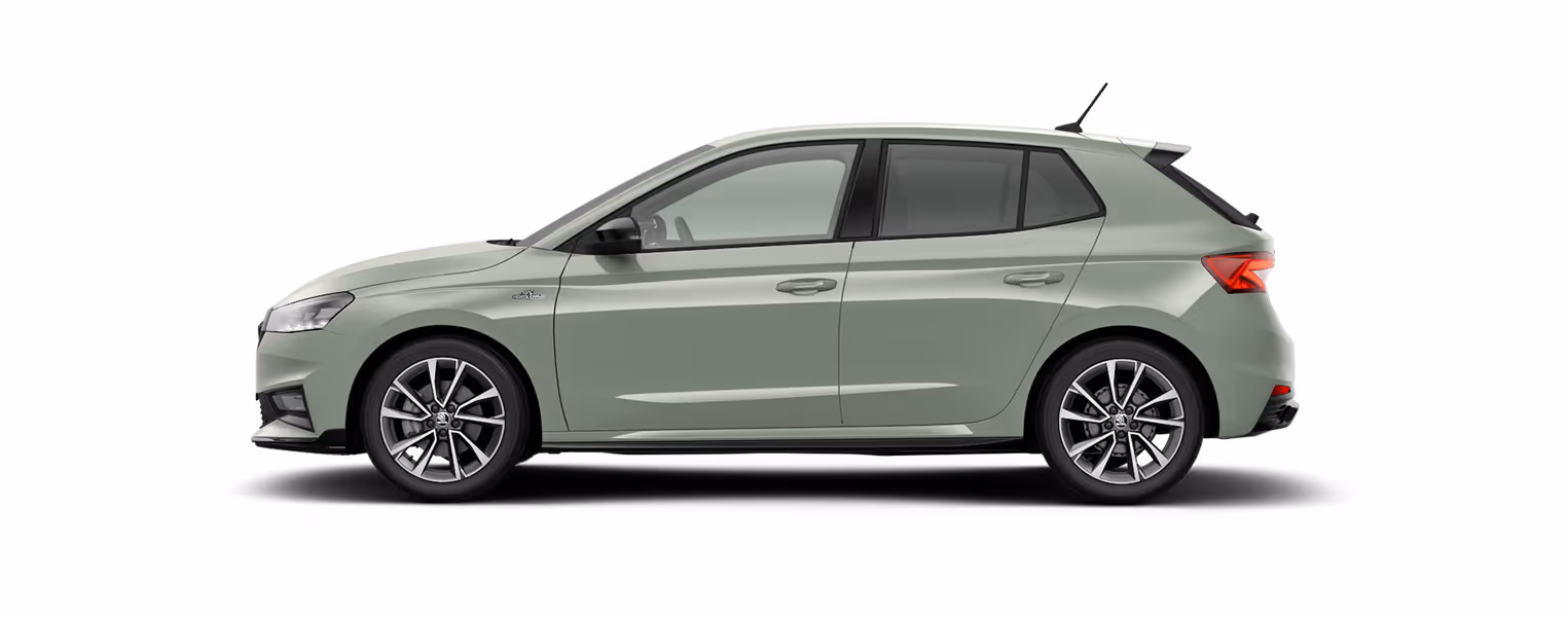 Seitenansicht eines freigestellten Škoda Fabia in der Lackierung Timiano-Grün mit 17 Zoll Leichtmetallfelgen “Procyon schwarz glanzgedreht".
