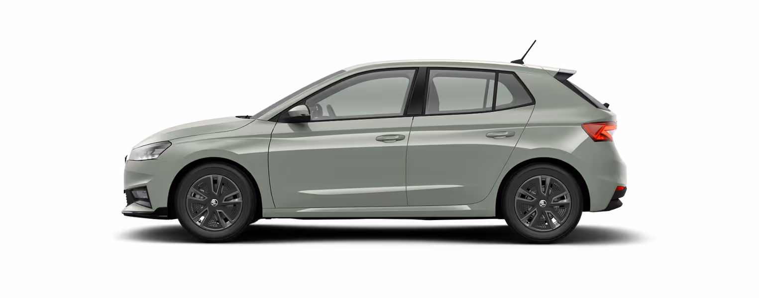 Seitenansicht eines freigestellten Škoda Fabia in der Lackierung Timiano-Grün mit 17 Zoll Leichtmetallfelgen “Procyon grau“.
