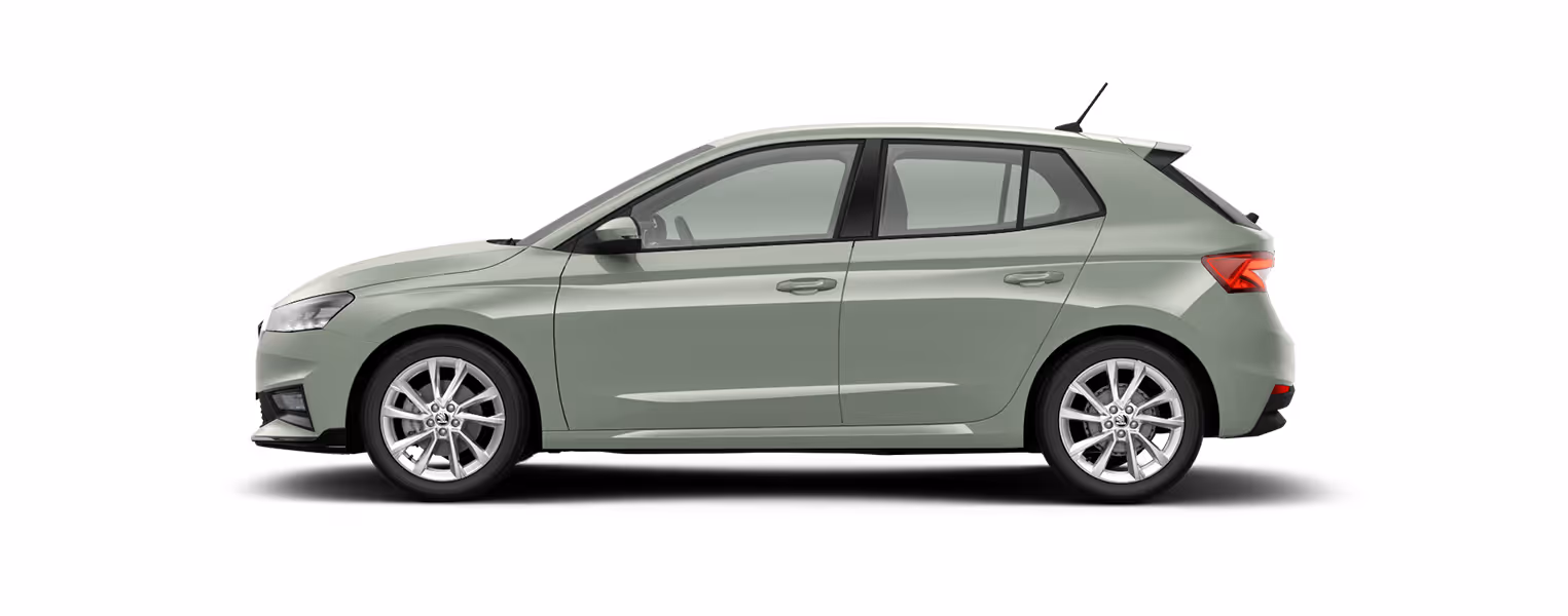 Seitenansicht eines freigestellten Škoda Fabia in der Lackierung Timiano-Grün mit 17 Zoll Leichtmetallfelgen “Procyon silber“.