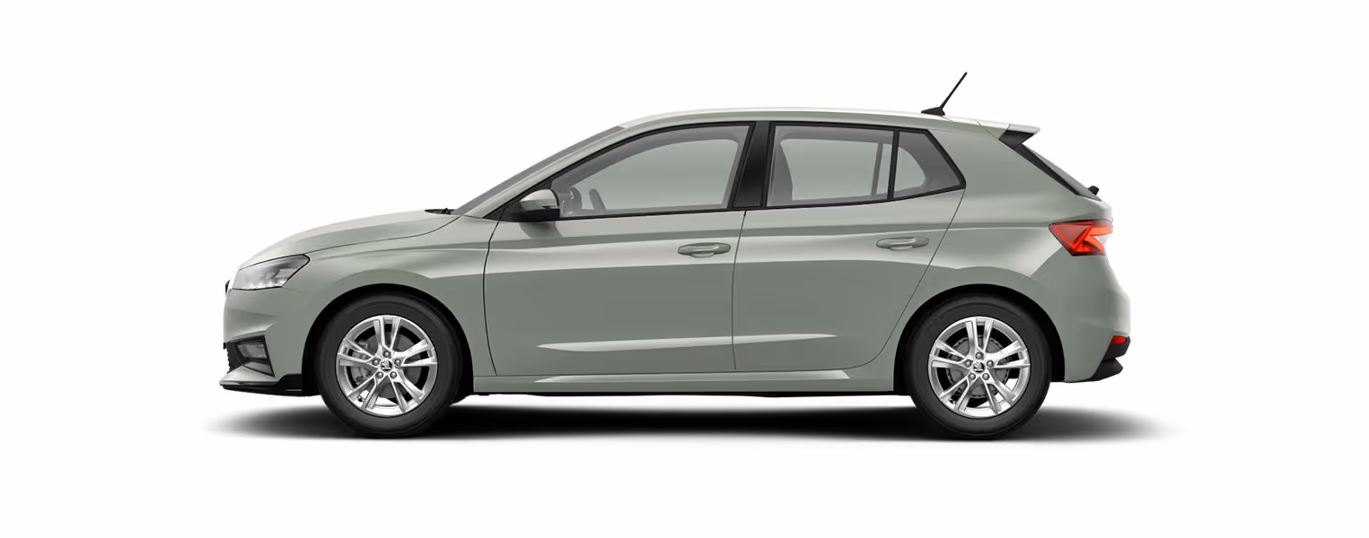 Seitenansicht eines freigestellten Škoda Fabia in der Lackierung Timiano-Grün mit 16 Zoll Leichtmetallfelgen “Proxima silber“.