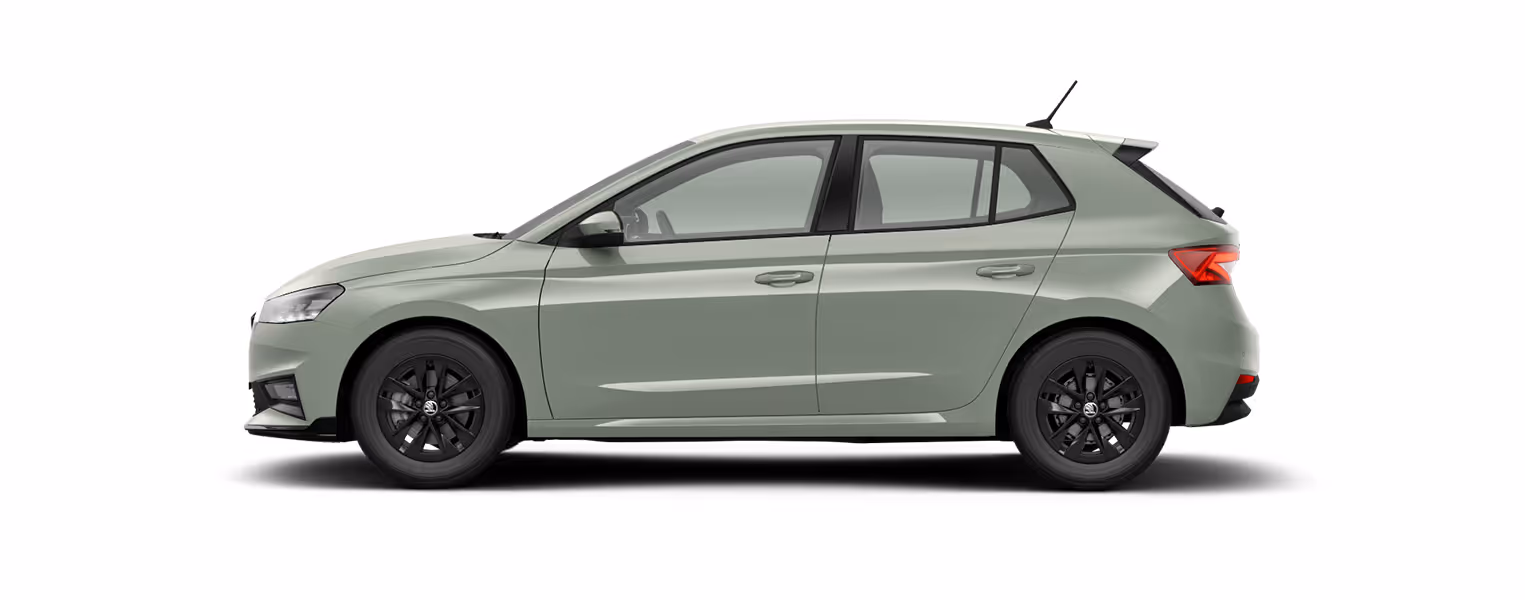 Seitenansicht eines freigestellten Škoda Fabia in der Lackierung Timiano-Grün mit 15 Zoll Leichtmetallfelgen “Rotare Aero schwarz“.