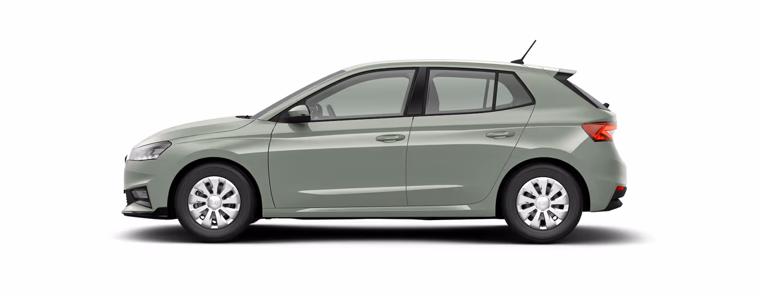 Seitenansicht eines freigestellten Škoda Fabia in der Lackierung Timiano-Grün mit 15 Zoll Stahlfelgen mit Radzierblende “Calisto“.