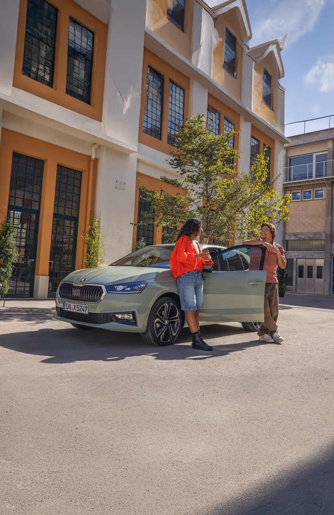 Seitenansicht des Škoda Elroq in der Farbe Timiano-Grün vor einem grünen Studiohintergrund. Das Fahrzeug zeigt seine klare Linienführung, die robusten Radkästen und die aerodynamische Silhouette.
