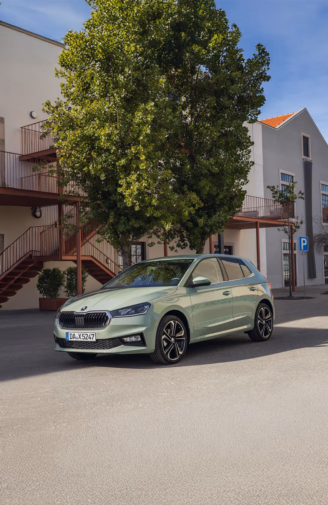 Das Cockpit des Škoda Elroq mit Fokus auf das Lenkrad und die beiden digitalen Anzeigen. Das Infotainment-Display zeigt eine Navigationsroute.