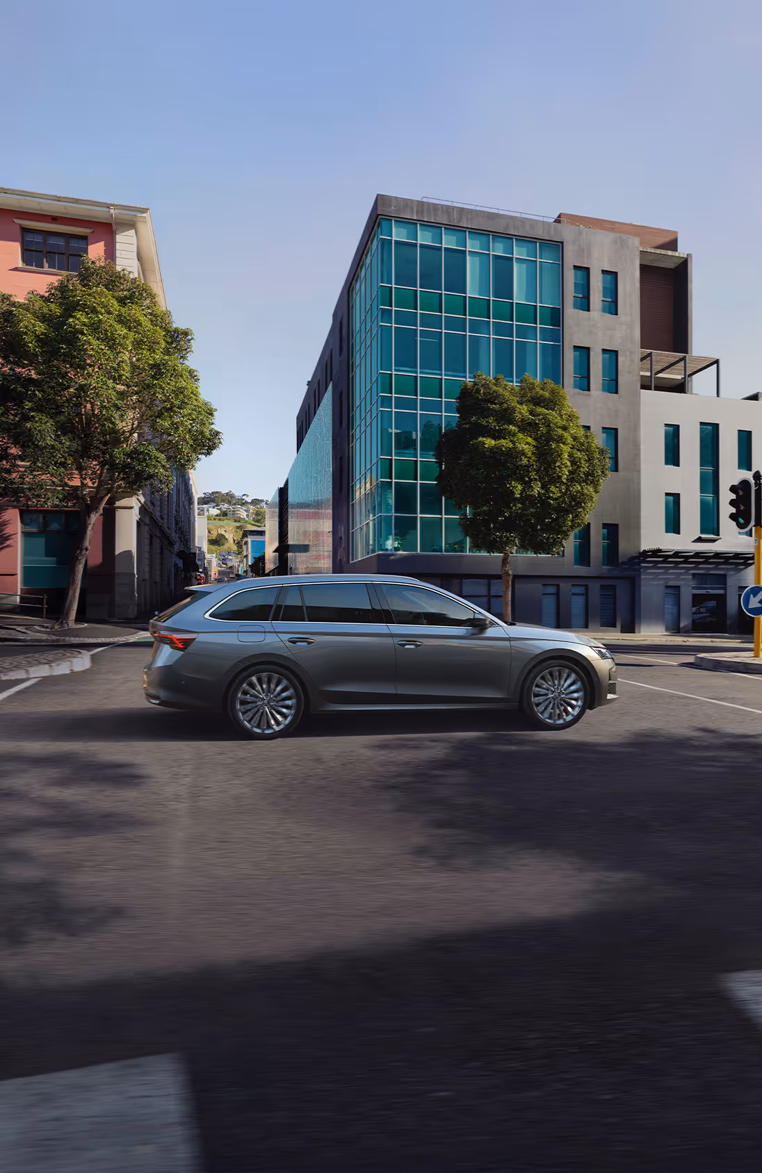 Heckansicht eines Škoda Elroq mit einem Fahrradträger auf der Anhängerkupplung vor grünem Studiohintergrund. Auf dem Träger sind zwei Fahrräder mit Škoda Schriftzug auf dem Rahmen montiert.