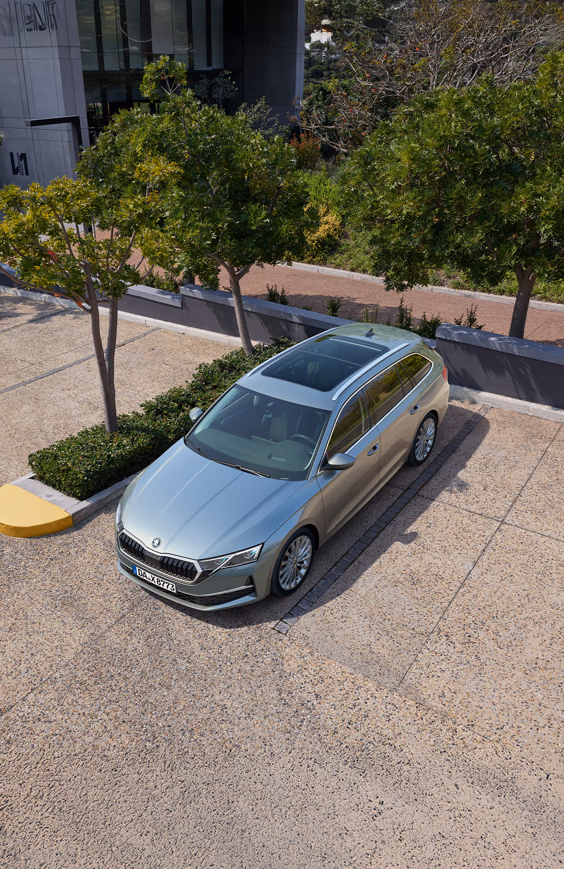 Seitenansicht des Škoda Elroq in der Farbe Timiano-Grün vor einem grünen Studiohintergrund. Das Fahrzeug zeigt seine klare Linienführung, die robusten Radkästen und die aerodynamische Silhouette.