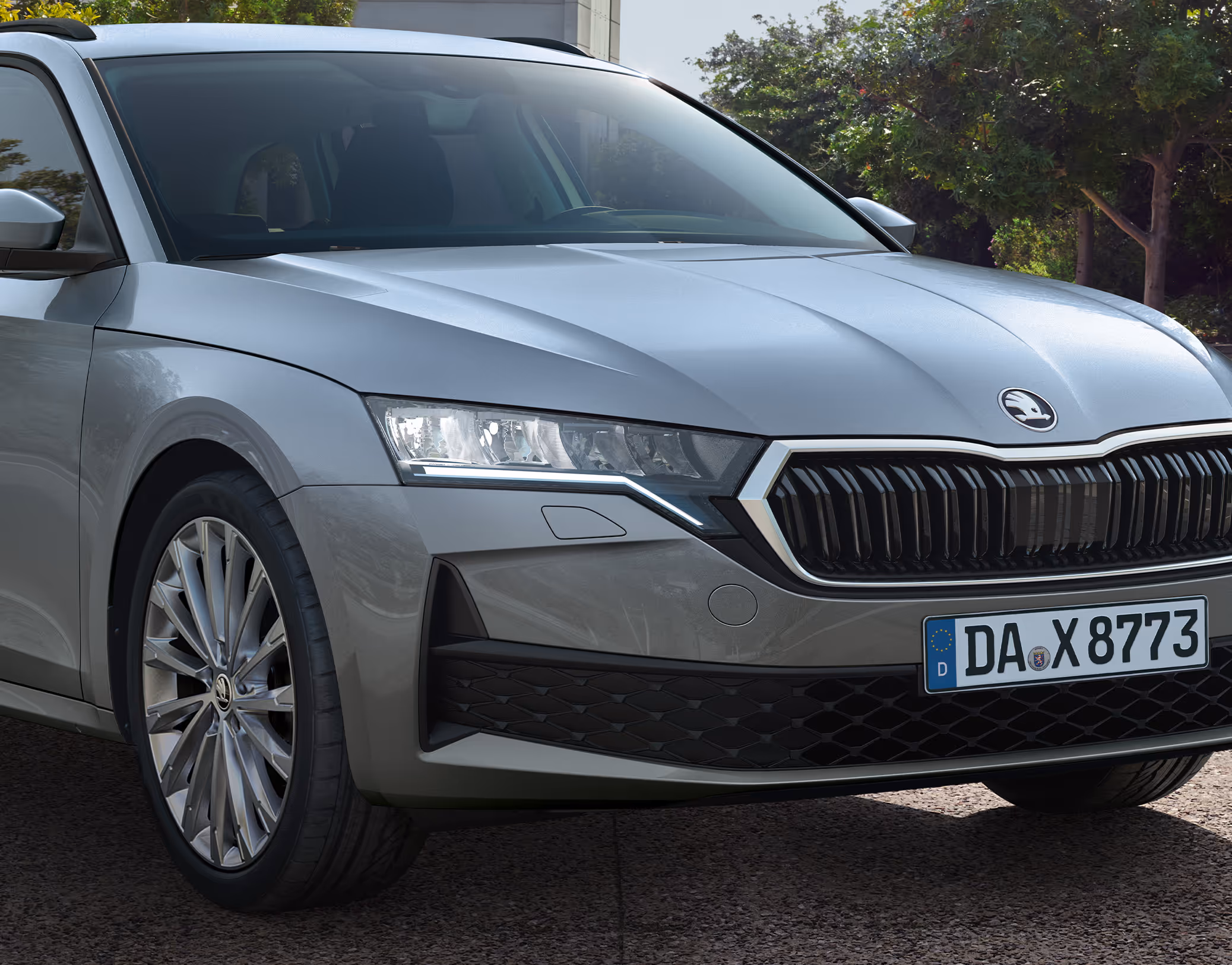 Wir sehen die Innenausstattung des Škoda Elroq in der Loft Design Selection und blicken auf die beiden Vordersitze. 