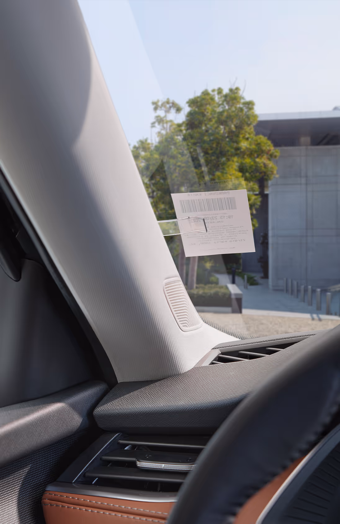 Das Cockpit des Škoda Elroq mit Blick auf das Lenkrad und den freistehenden 13-Zoll-Infotainmentbildschirm. Die grüne Ambientebeleuchtung setzt einen farbigen Akzent entlang des Armaturenbretts und der Türen.