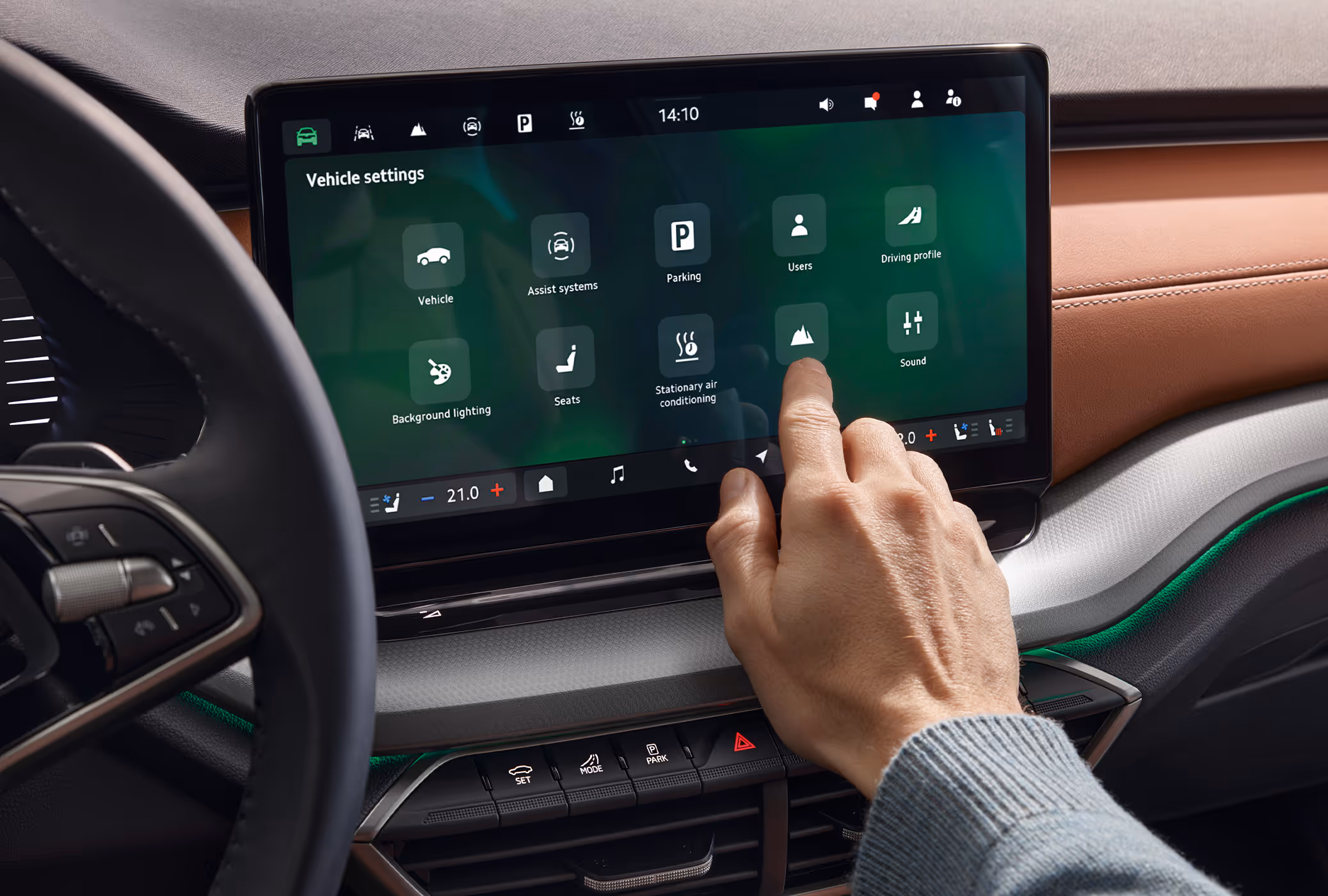 Eine Nahaufnahme zeigt, wie eine Person das Infotainment-Display im Cockpit eines Škoda Octavia bedient. Der Touchscreen zeigt das Menü für die Fahrzeugeinstellungen, während ein Finger eines der Icons berührt. Das Interieur ist Teil der Design Selection Suite in Cognac, erkennbar an den cognac-farbenen Oberflächen des Armaturenbretts.