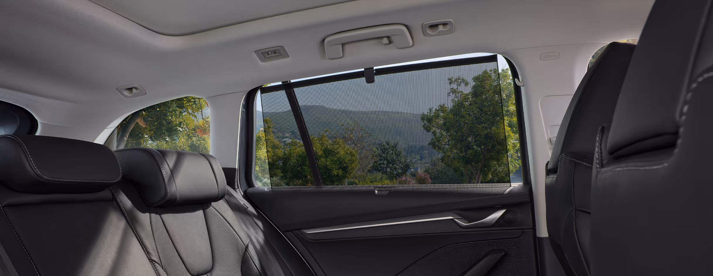 Seitenansicht eines Škoda Elroq in der Farbe Timiano-Grün mit 20 Zoll Leichtmetallfelgen “Vega” vor einem einfarbigen Hintergrund in der Farbe der Fahrzeuglackierung.