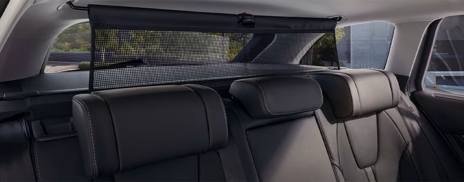 Seitenansicht eines Škoda Elroq in der Farbe Timiano-Grün mit 20 Zoll Leichtmetallfelgen “Vega” vor einem einfarbigen Hintergrund in der Farbe der Fahrzeuglackierung.