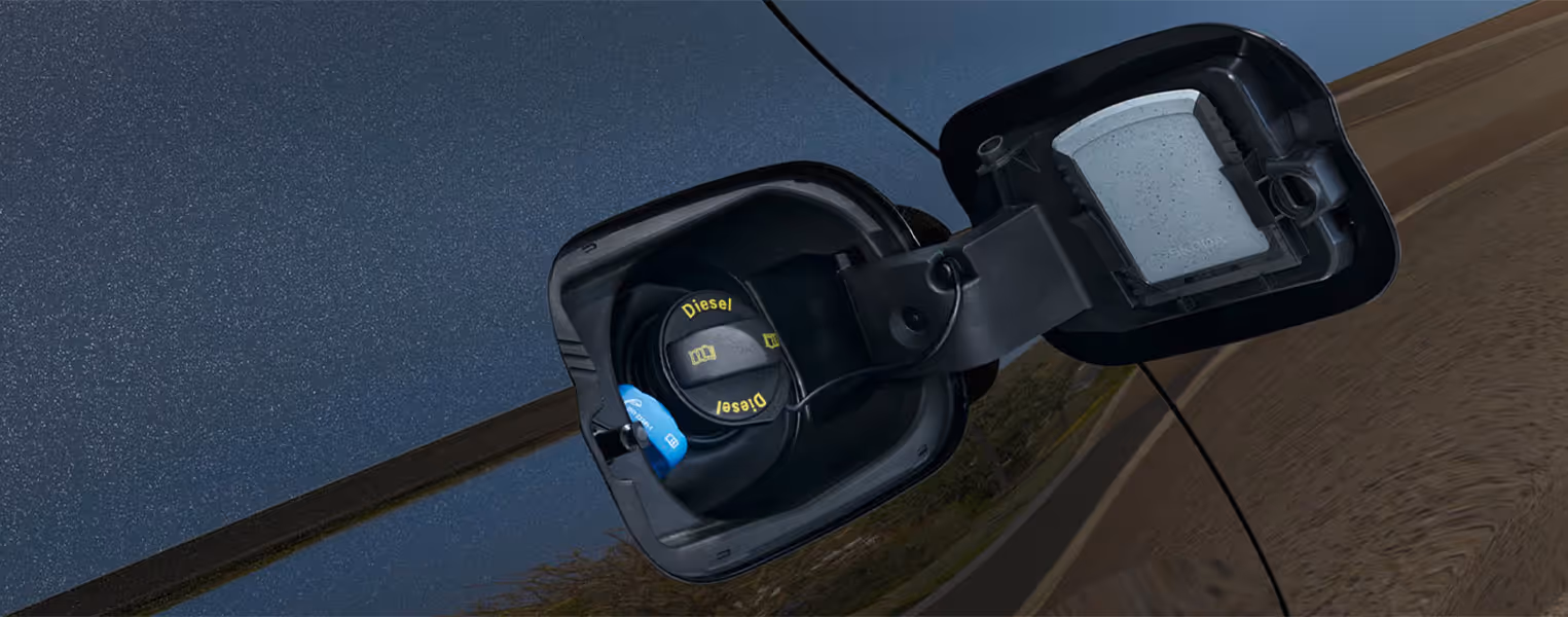 Seitenansicht eines Škoda Elroq in der Farbe Timiano-Grün mit 20 Zoll Leichtmetallfelgen “Vega” vor einem einfarbigen Hintergrund in der Farbe der Fahrzeuglackierung.
