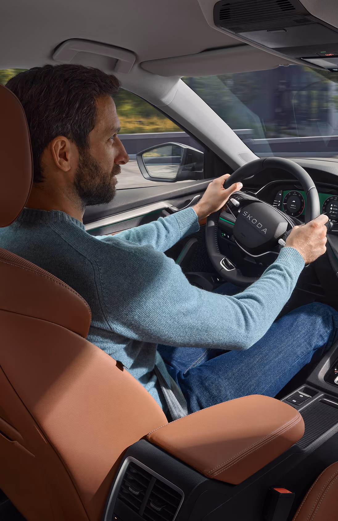 Nahaufnahme einer Hand, die den großen Touchscreen des Infotainmentsystems im Škoda Elroq bedient. Auf dem Display ist die Navigationskarte zu sehen.