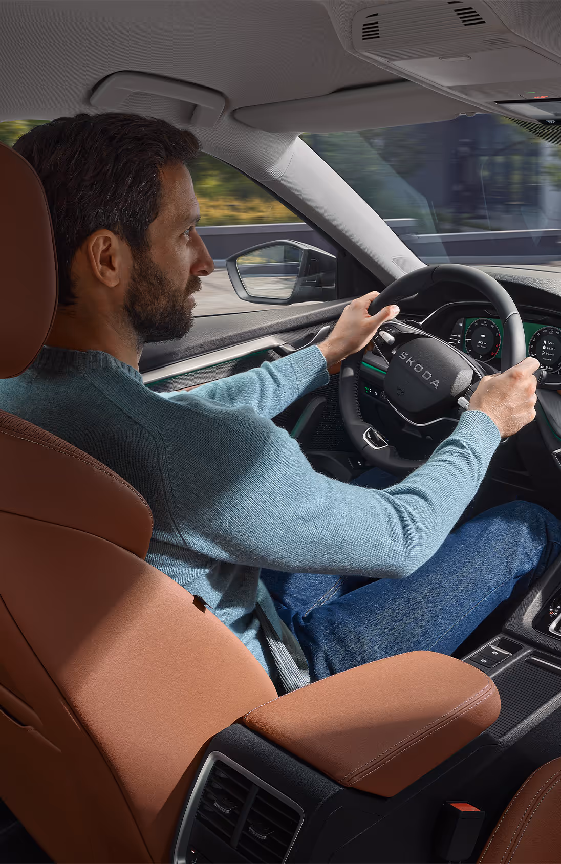 Nahaufnahme einer Hand, die den großen Touchscreen des Infotainmentsystems im Škoda Elroq bedient. Auf dem Display ist die Navigationskarte zu sehen.