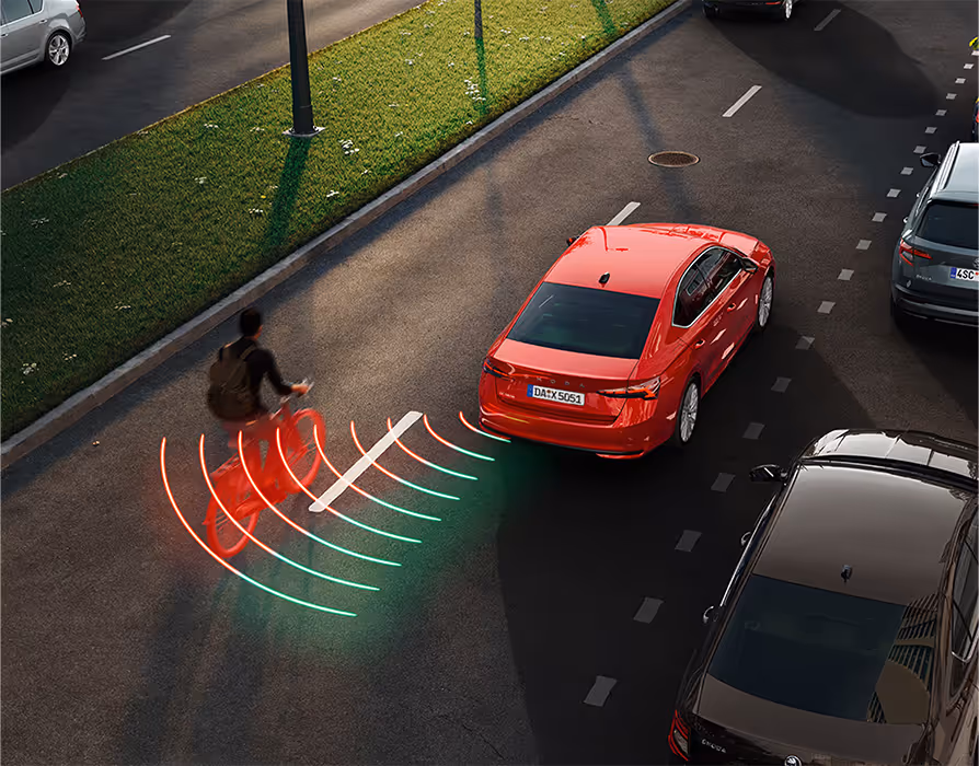 Animation des Frontradar- und Ausweichassistenten. Der Škoda Elroq fährt die Straße entlang. Plötzlich überquert ein Fußgänger, der aus einem schwer einsehbaren Bereich kommt, die Straße. Das System warnt.