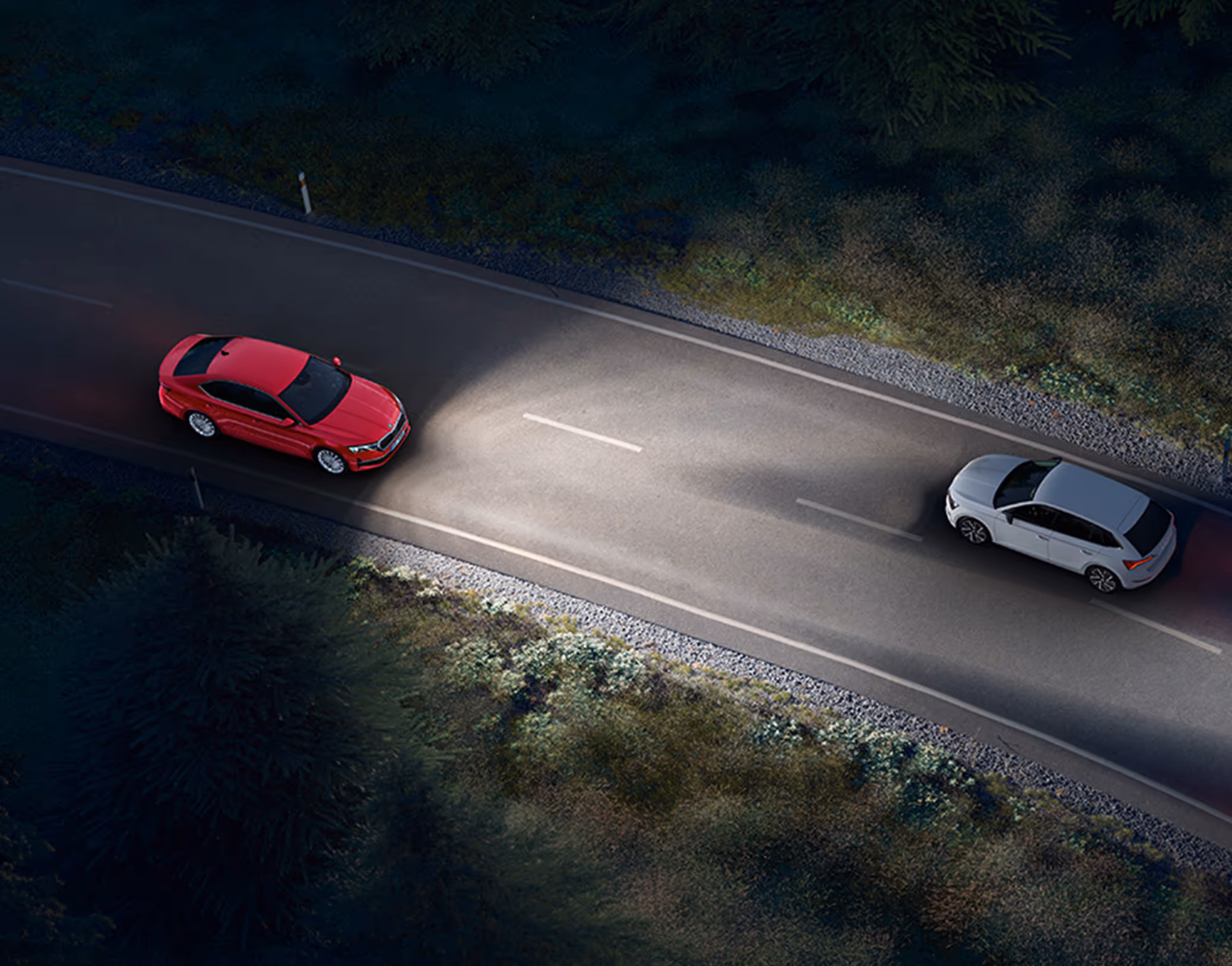 Animation des Notfallassistenten: Kreisförmige grafische Linien gehen auf pulsierend anmutende Art von einem Škoda Elroq aus, der auf der Autobahn fährt.