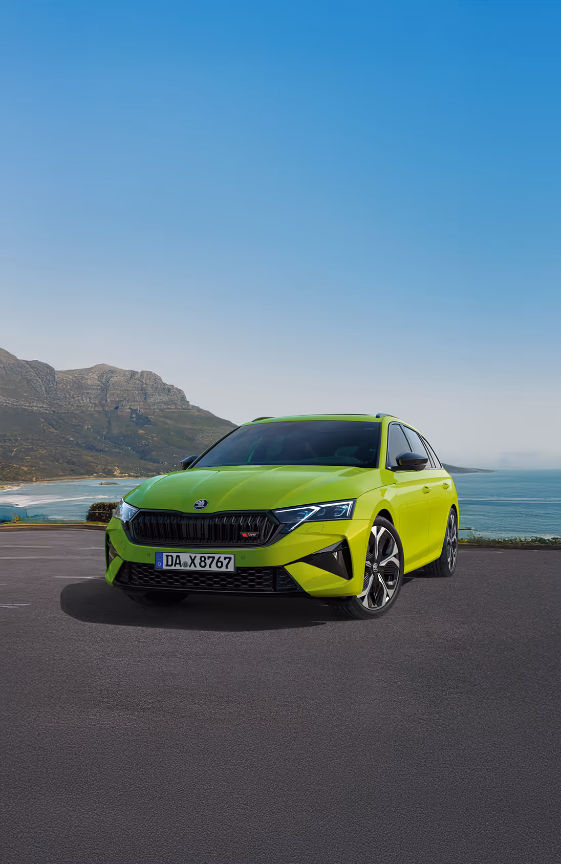 Frontalansicht des Škoda Elroq RS in der Farbe Mamba-Grün vor grünem Studiohintergrund. Das RS-Modell zeigt ein noch aggressiveres Design mit spezifischen Stoßfängern und schwarzen Details.