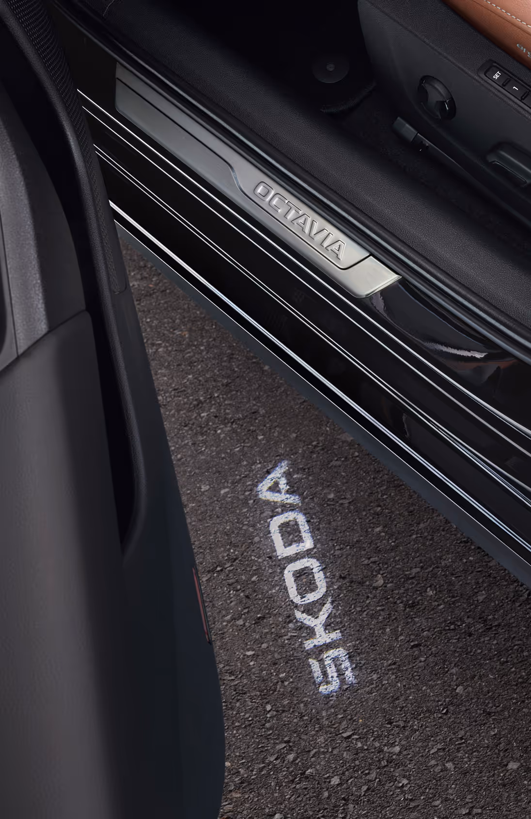 Detailaufnahme der Türverkleidung im Škoda Elroq. Die Ambientebeleuchtung leuchtet in einem kühlen Türkiston und hebt die Konturen hervor.