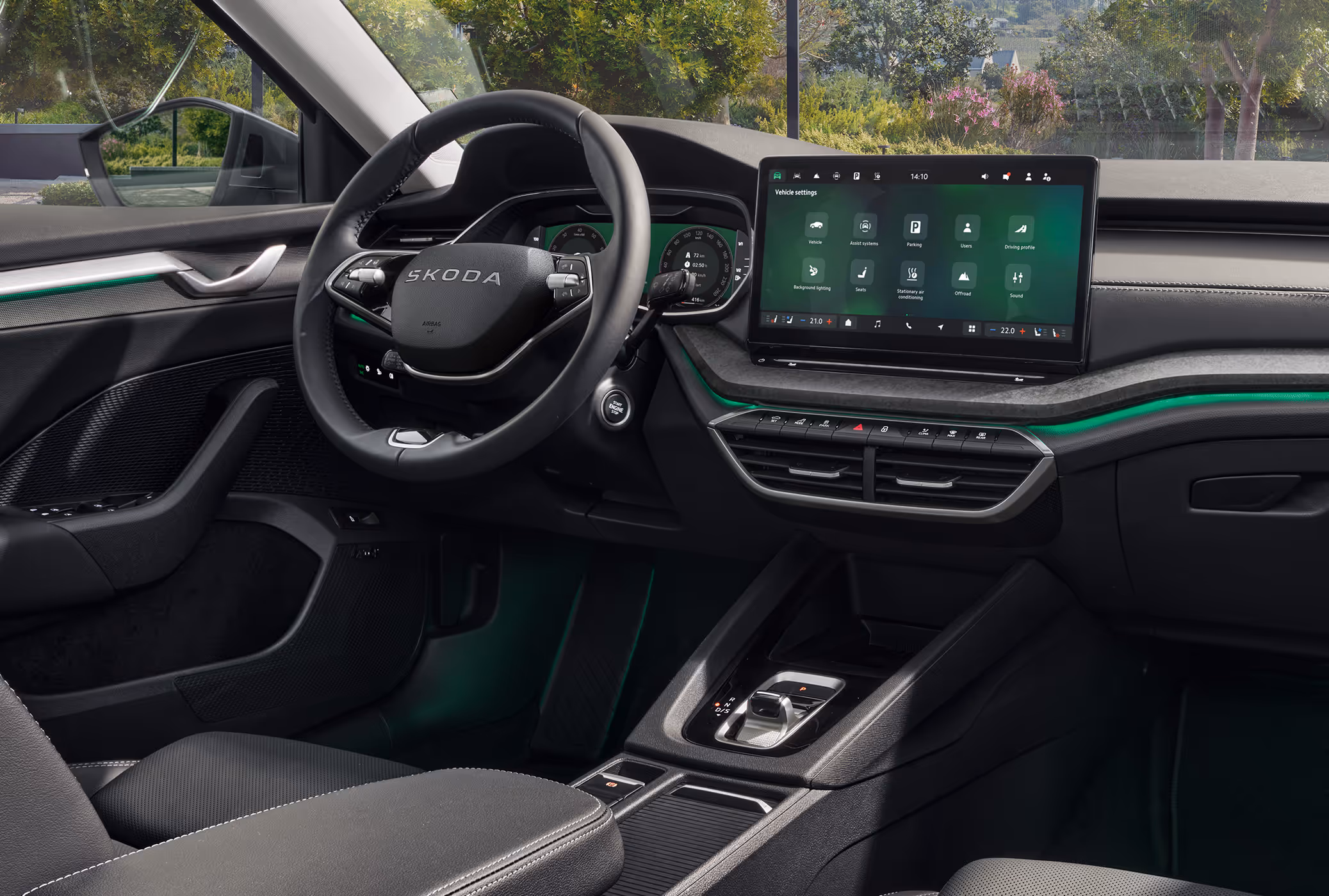 Beifahrer-Perspektive im Innenraum des Škoda Elroq in der Ausstattungslinie “Studio”. Der Blick fällt auf das Lenkrad, das Digital Cockpit und den zentralen Infotainment-Bildschirm.