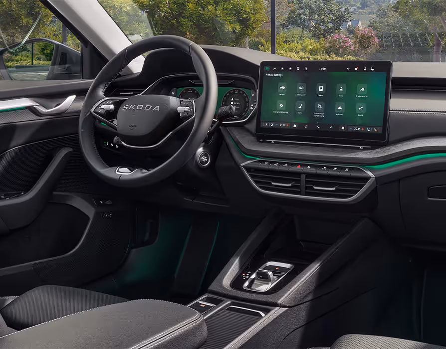 Beifahrer-Perspektive im Innenraum des Škoda Elroq in der Ausstattungslinie “Studio”. Der Blick fällt auf das Lenkrad, das Digital Cockpit und den zentralen Infotainment-Bildschirm.