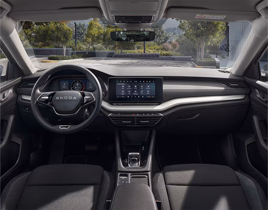 Blick über die Mittelarmlehne auf das Infotainmentsystem im Škoda Elroq mit der Ausstattungslinie “Studio”.