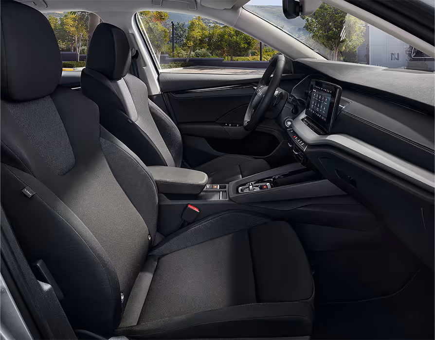 Beifahrer-Perspektive im Innenraum des Škoda Elroq in der Ausstattungslinie “Studio”. Der Blick fällt auf das Lenkrad, das Digital Cockpit und den zentralen Infotainment-Bildschirm.