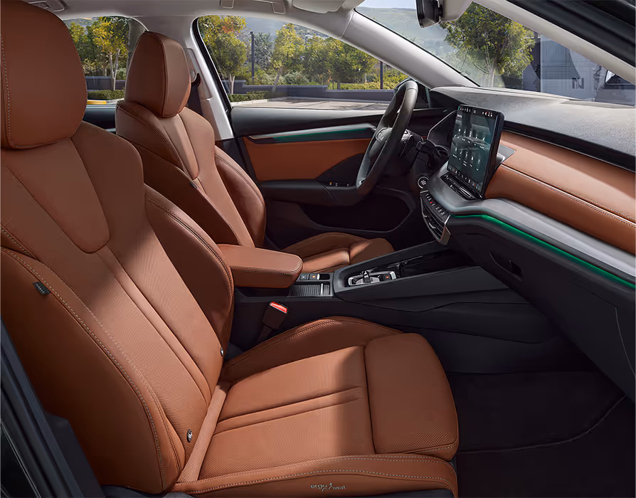 Beifahrer-Perspektive im Innenraum des Škoda Elroq. Der Blick fällt auf das Lenkrad, das Digital Cockpit und den zentralen Infotainment-Bildschirm.