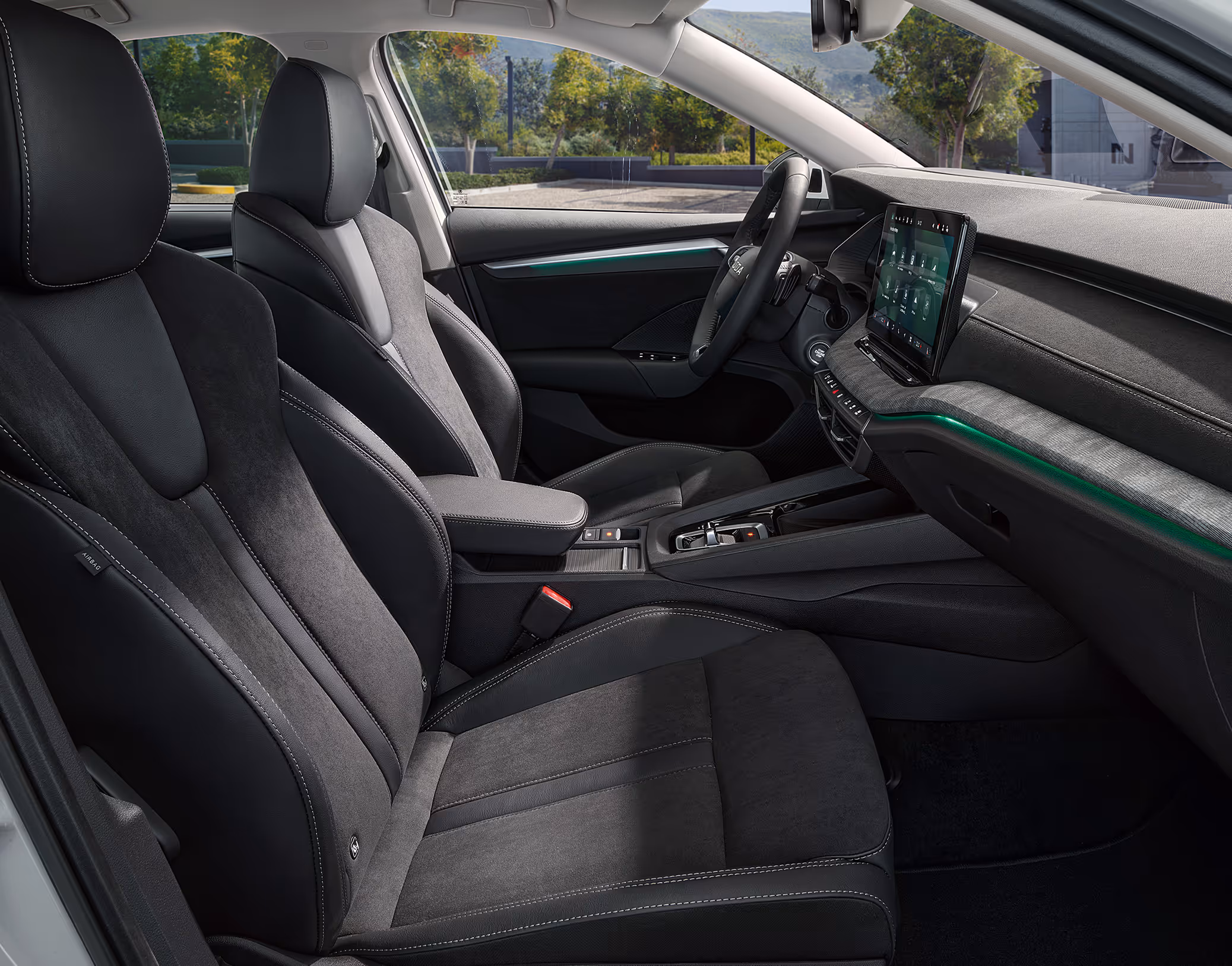 Beifahrer-Perspektive im Innenraum des Škoda Elroq. Der Blick fällt auf das Lenkrad, das Digital Cockpit und den zentralen Infotainment-Bildschirm.