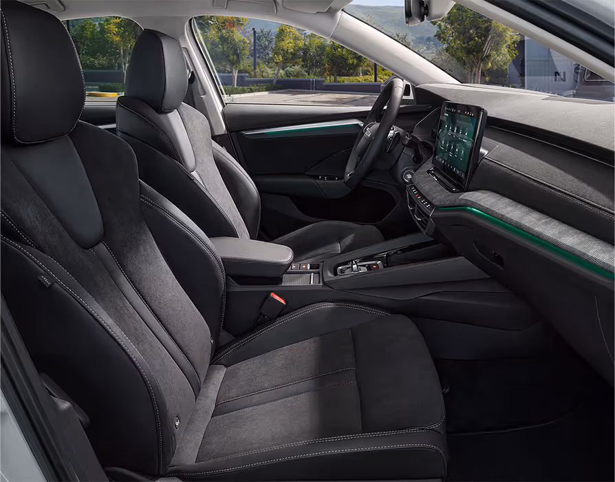 Beifahrer-Perspektive im Innenraum des Škoda Elroq. Der Blick fällt auf das Lenkrad, das Digital Cockpit und den zentralen Infotainment-Bildschirm.