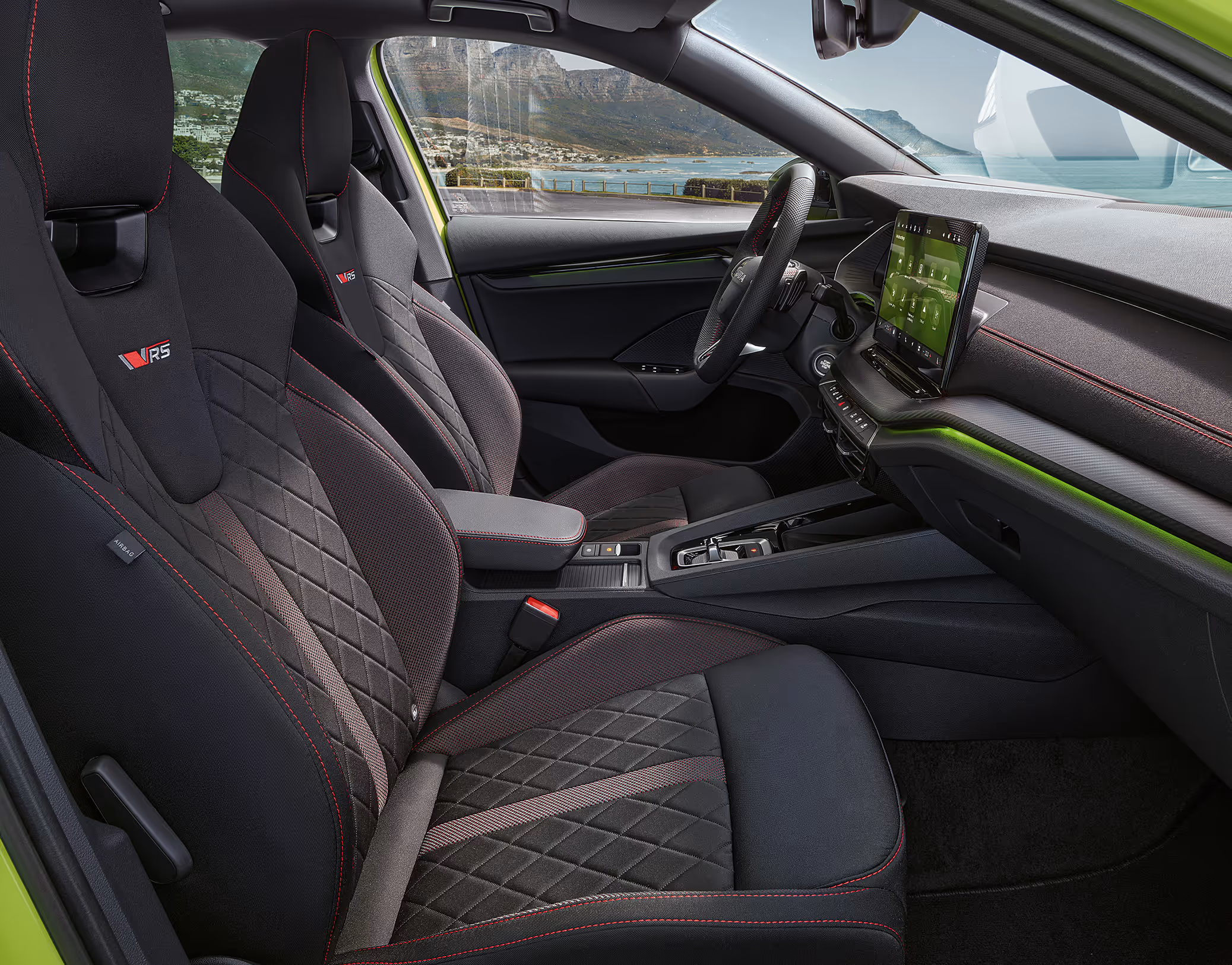 Beifahrer-Perspektive im Innenraum des Škoda Elroq in der Ausstattungslinie “Loft”. Der Blick fällt auf das Lenkrad, das Digital Cockpit und den zentralen Infotainment-Bildschirm.