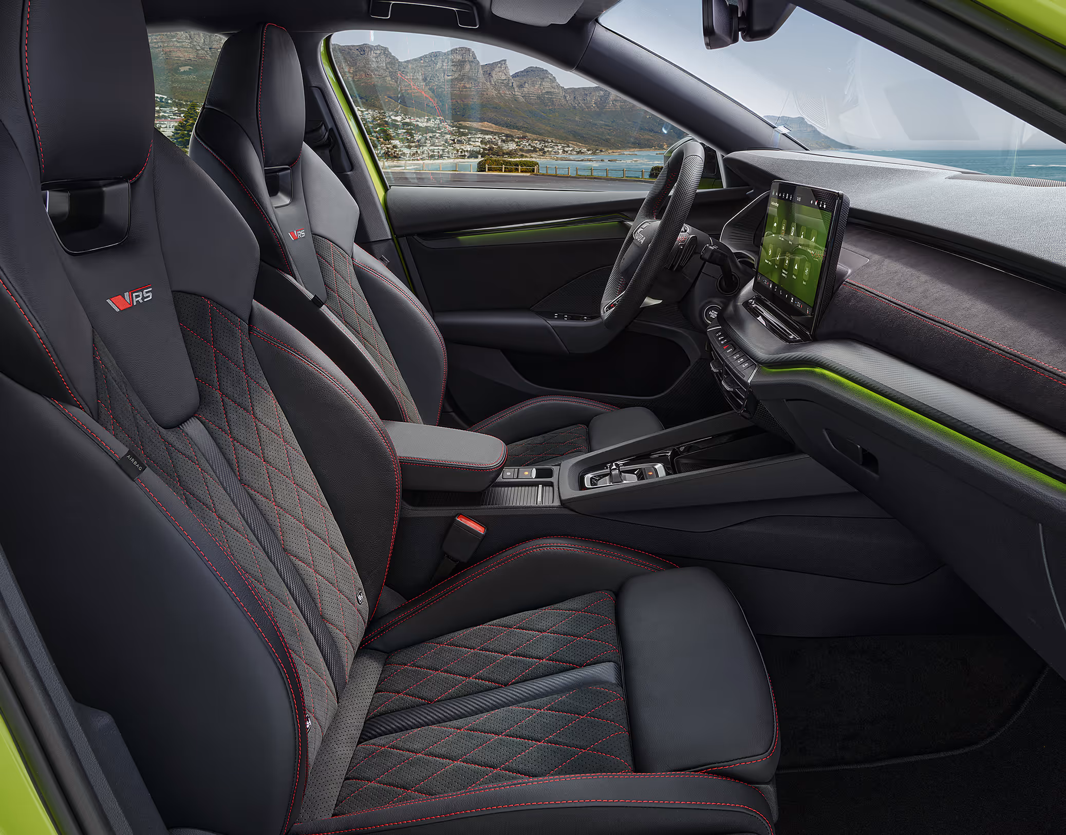 Beifahrer-Perspektive im Innenraum des Škoda Elroq in der Ausstattungslinie “Lodge”. Der Blick fällt auf das Lenkrad, das Digital Cockpit und den zentralen Infotainment-Bildschirm.