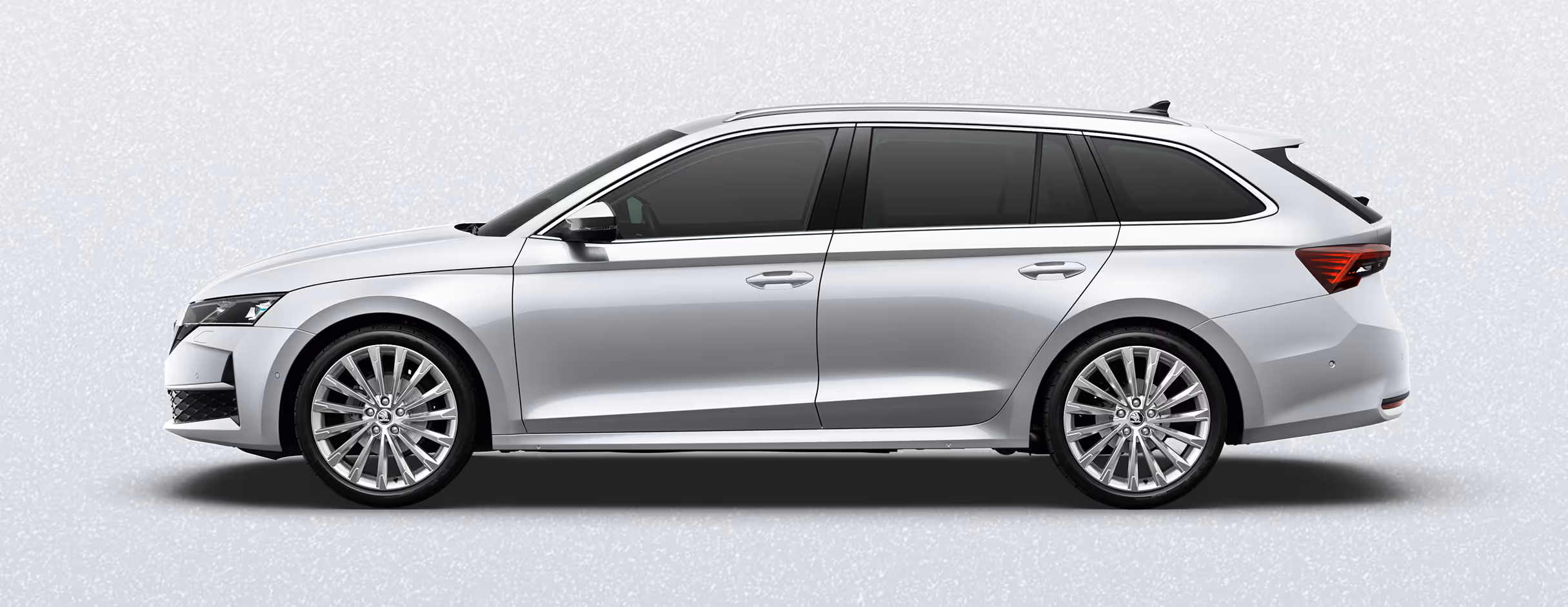 Seitenansicht eines Škoda Elroq in der Farbe Moon-Weiß Perleffekt mit 20 Zoll Leichtmetallfelgen “Vega” vor einem einfarbigen Hintergrund im Farbton der Fahrzeuglackierung.