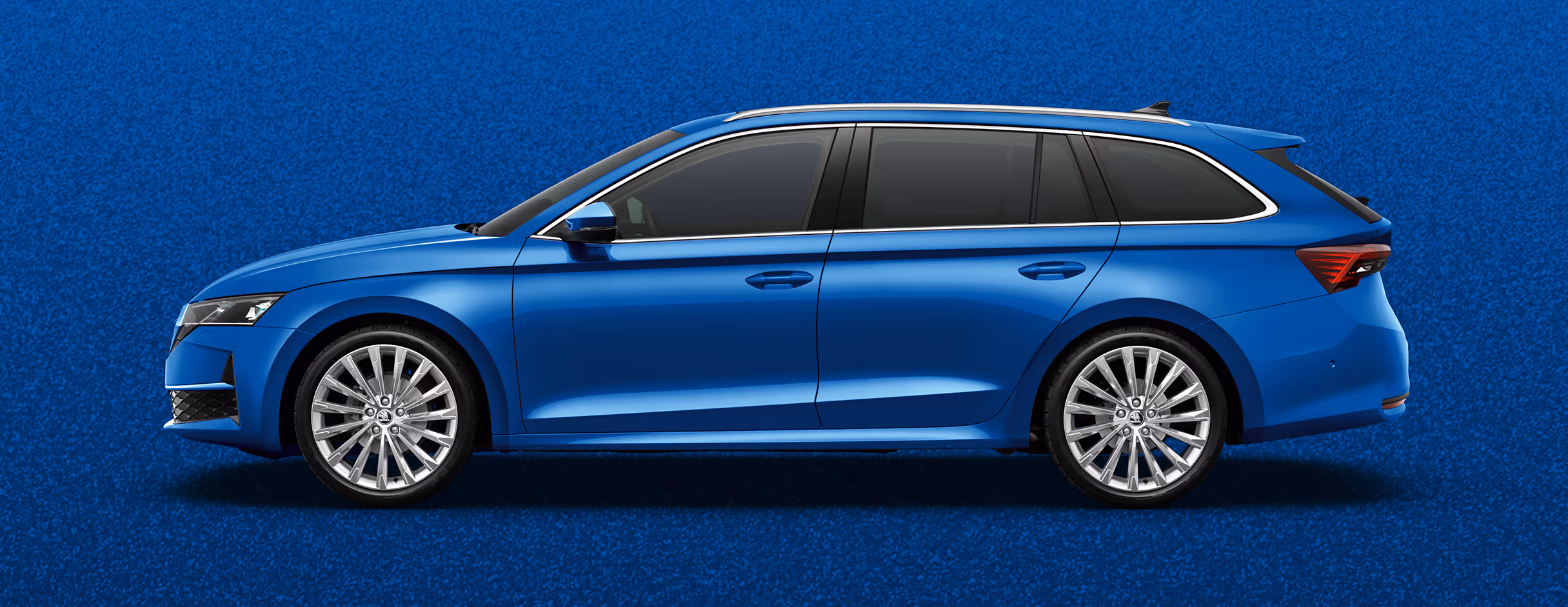 Seitenansicht eines Škoda Elroq in der Farbe Energy-Blau mit 20 Zoll Leichtmetallfelgen “Vega” vor einem einfarbigen Hintergrund im Farbton der Fahrzeuglackierung.