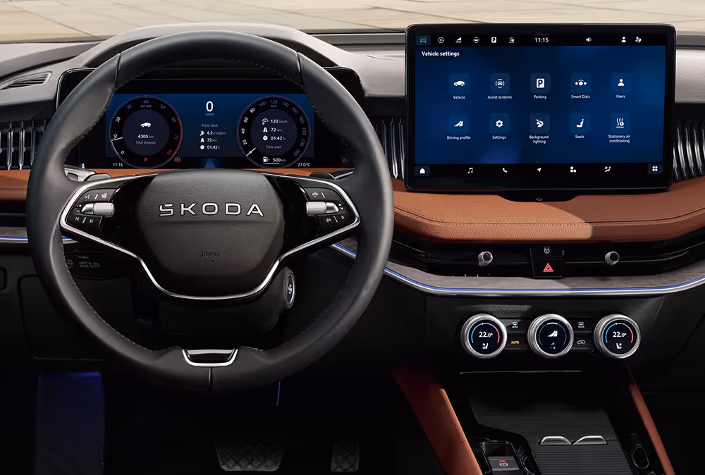 Eine frontale Ansicht des Cockpits eines Škoda Superb zeigt das Interieur der Design Selection Suite in Cognac. Im Fokus stehen das digitale Cockpit mit klassischen Rundinstrumenten und das große, freistehende Infotainment-Display, das das Menü für die Fahrzeugeinstellungen anzeigt. Unterhalb des Displays befinden sich die multifunktionalen Smart Dials zur Steuerung der Klimaanlage.