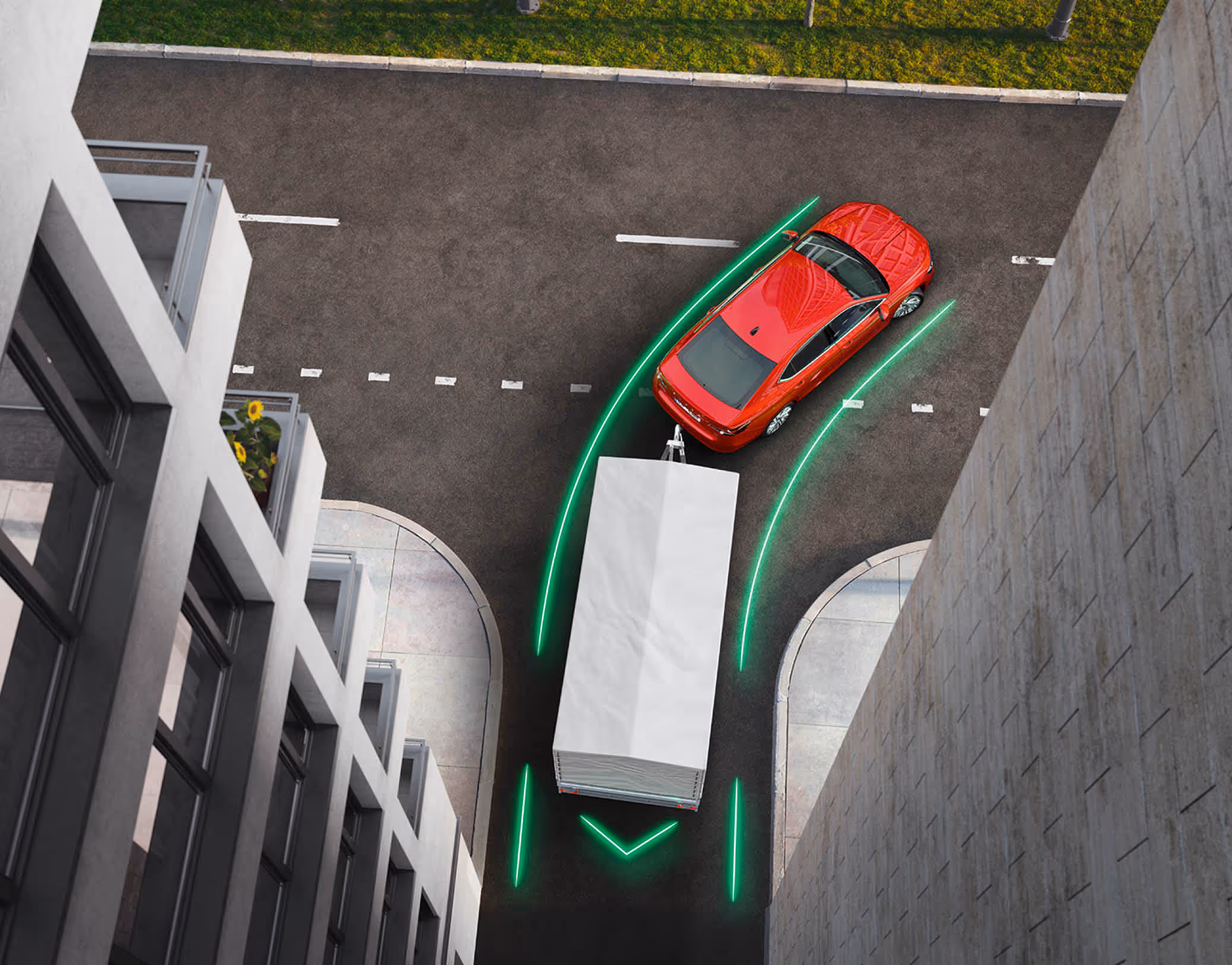 Animation des Anhängerrangierassistenten: Eine roter Škoda Superb Limousine manövriert aus der Vogelperspektive rückwärts mit einem Anhänger in eine schmale Gasse zwischen zwei hohen Gebäuden. Leuchtend grüne Linien visualisieren den vom System gesteuerten Fahrweg des Gespanns.