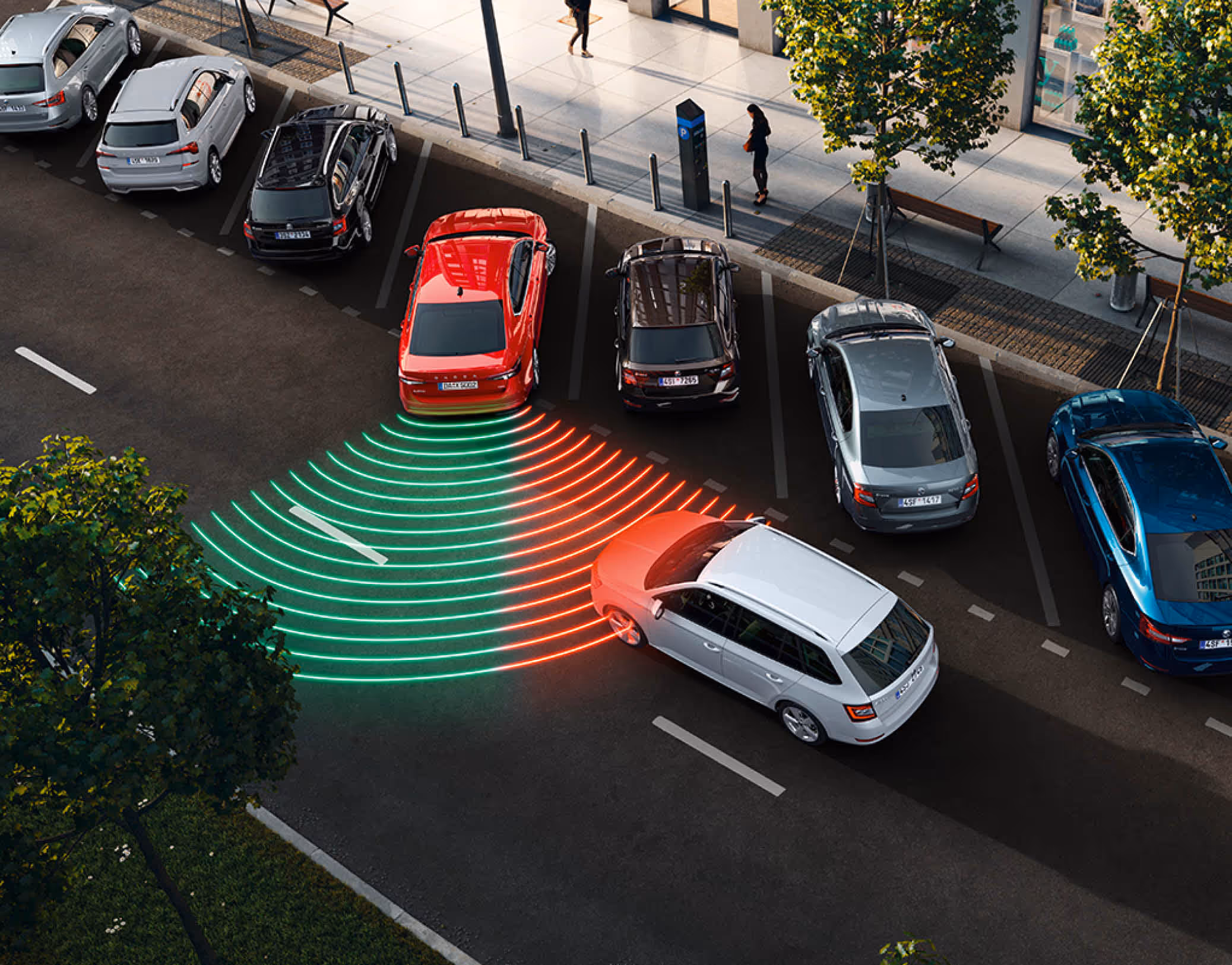 Animation des Ausparkassistenten: Eine rote Škoda Superb Limousine setzt rückwärts aus einer Parklücke aus, während sich von der Seite ein anderes Fahrzeug nähert. Leuchtende rote Linien visualisieren den Sensorbereich des Assistenten, der ein herannahende Auto erkennt und eine Warnung ausgibt.