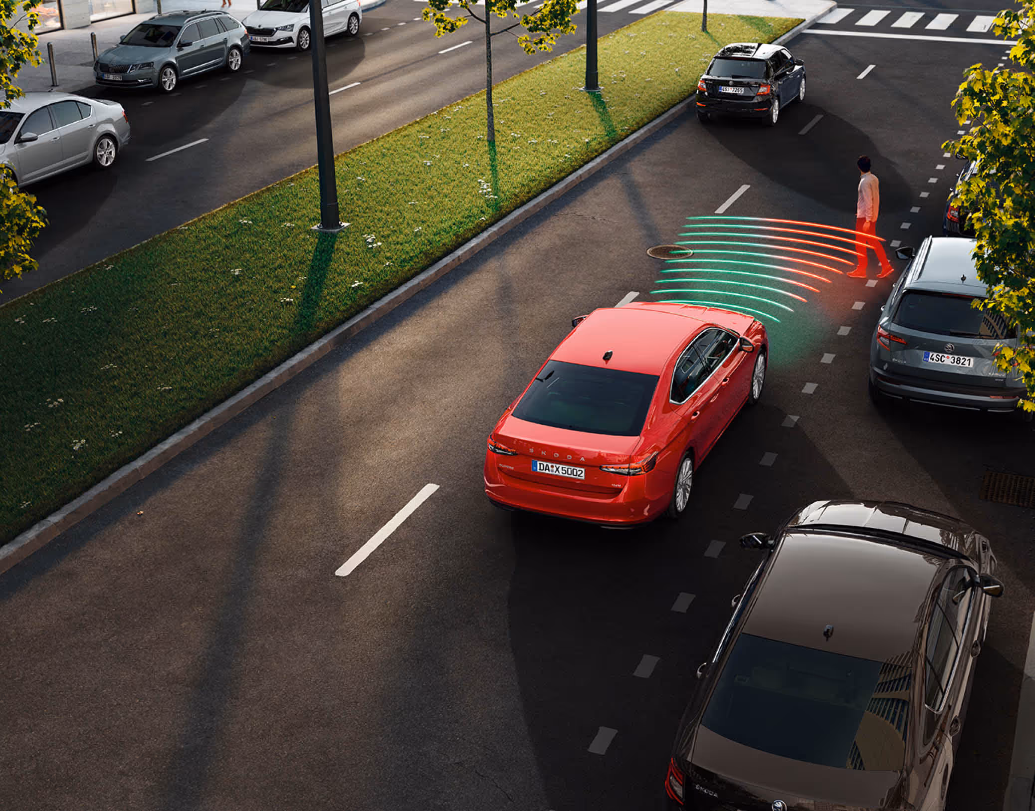 Animation des Frontrad- und Ausweichassistenten. Die rote Škoda Superb Limousine fährt die Straße entlang. Plötzlich überquert ein Fußgänger, der aus einem schwer einsehbaren Bereich kommt, die Straße. Das System warnt.