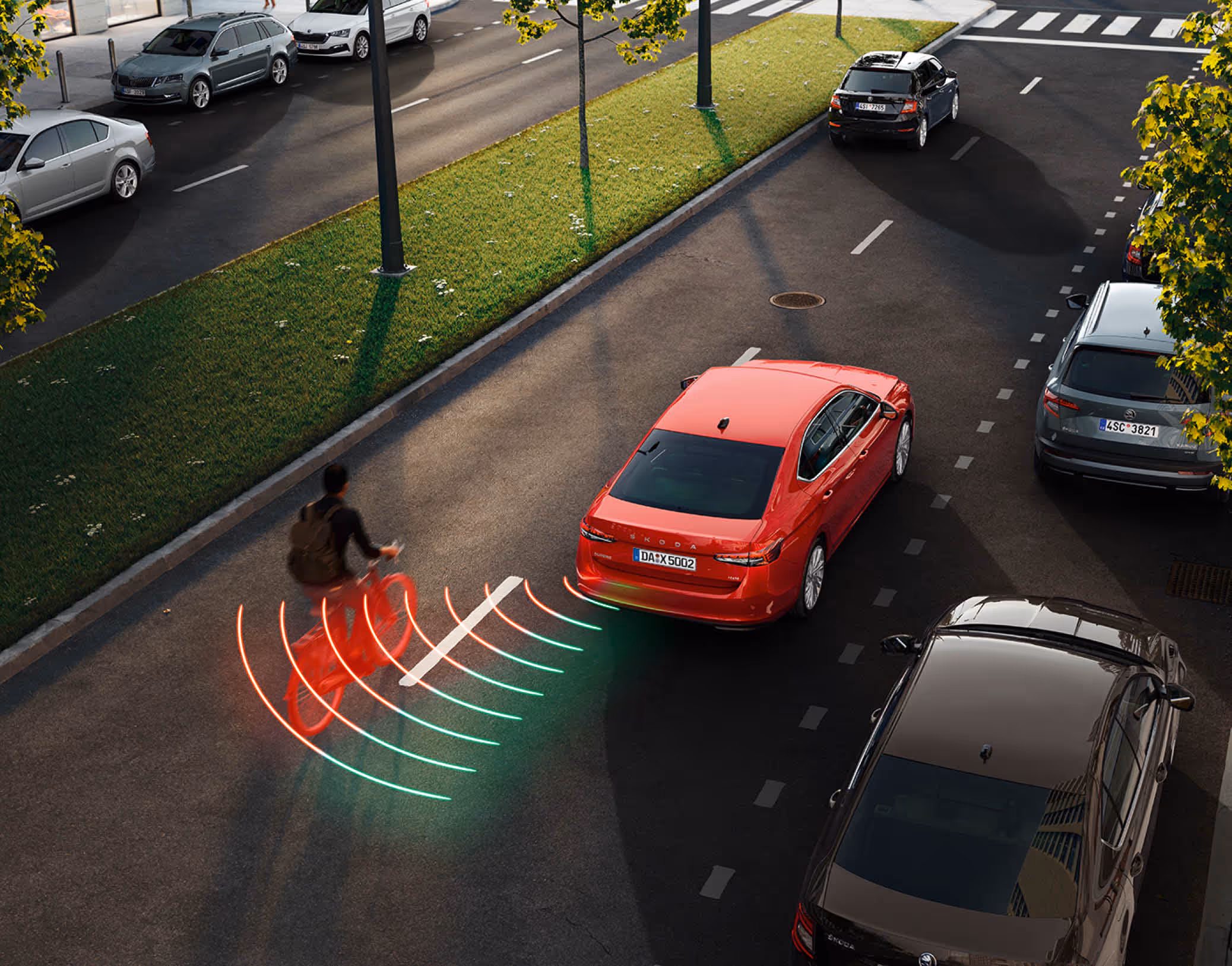 Animation des Spurwechselassistenten: Aus dem toten Winkel nähert sich von der linken Seite ein Fahrradfahrer der roten Škoda Superb Limousine. Das System warnt vor der möglichen Gefahrensituation.