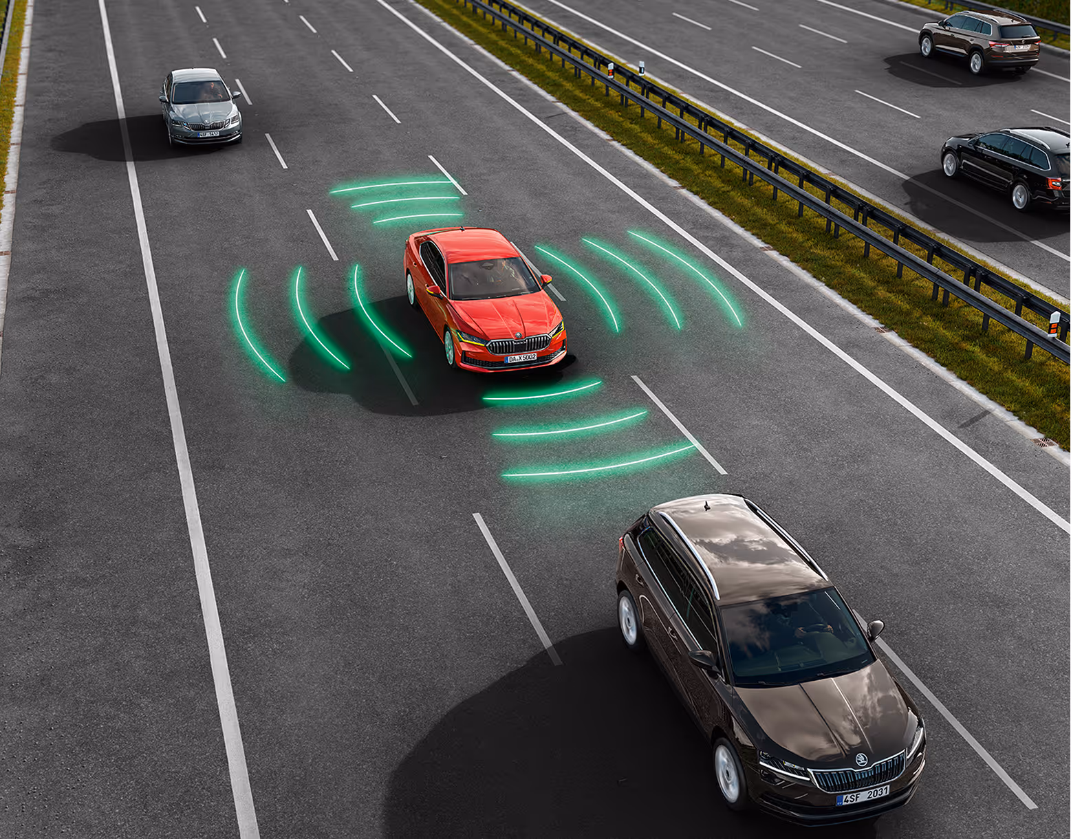 Animation des Notfallassistenten: Kreisförmige grafische Linien gehen auf pulsierend anmutende Art von einer roten Škoda Superb Limousine aus, der auf der Autobahn fährt.