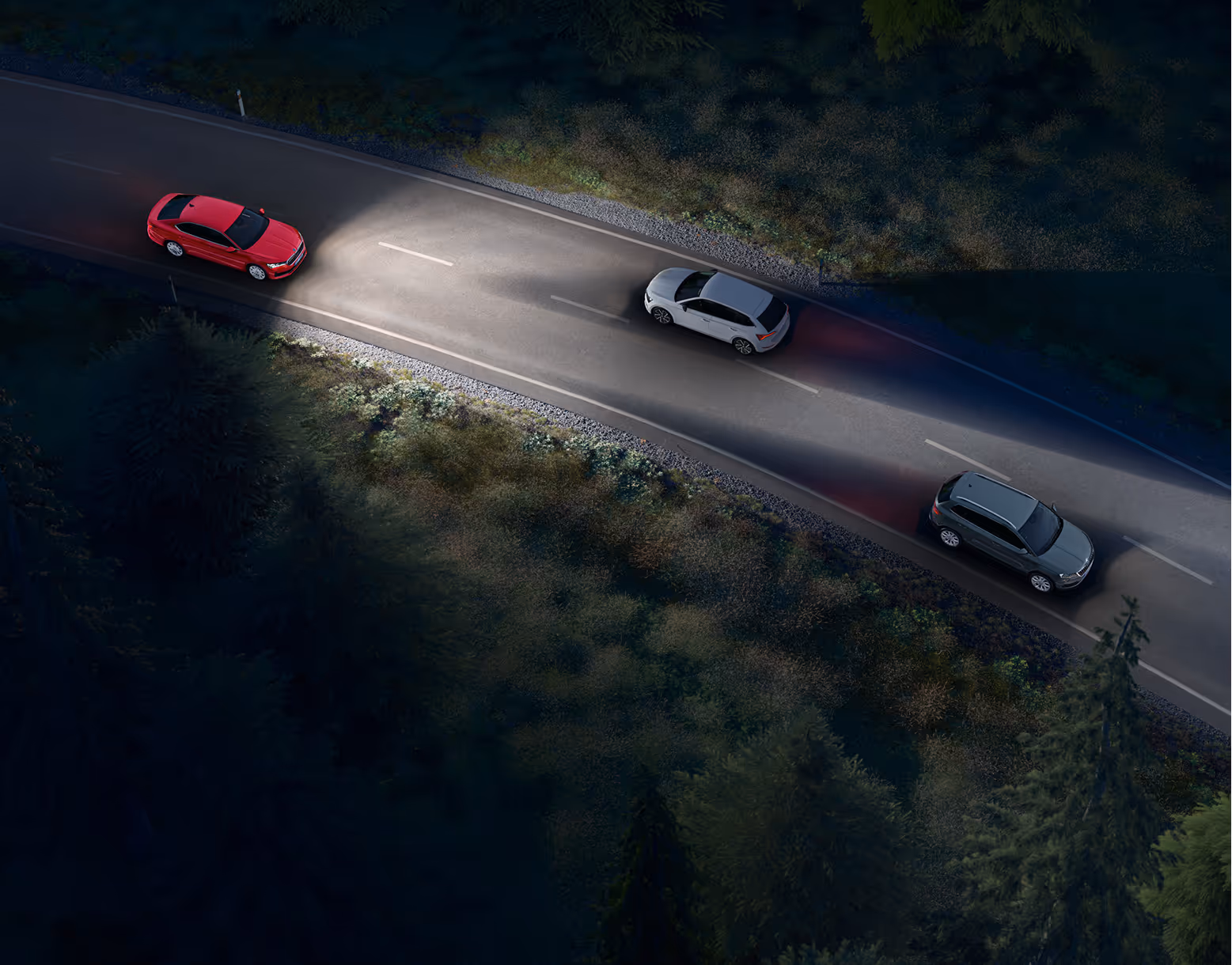 Animation des Dynamischen Fernlichtassistenten: Eine rote Škoda Superb Limousine fährt nachts auf einer Landstraße und leuchtet die Fahrbahn mit Fernlicht aus. Das System erkennt entgegenkommende und vorausfahrende Fahrzeuge und blendet diese gezielt aus dem Lichtkegel aus, um eine Blendung zu vermeiden.