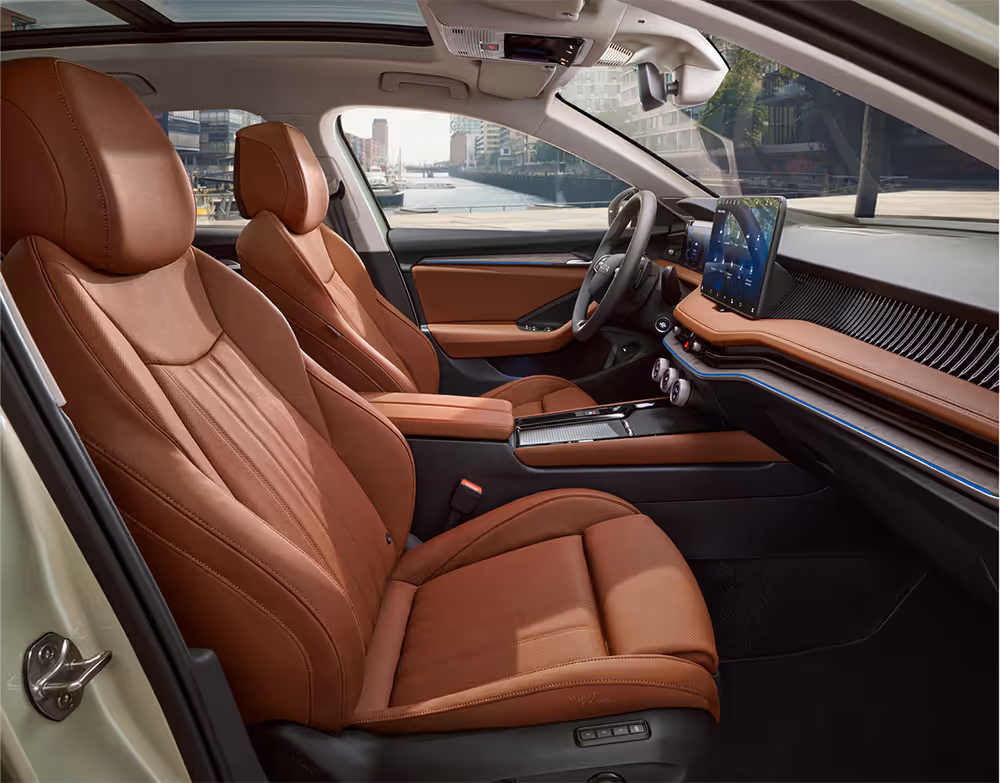 Beifahrer-Perspektive im Innenraum des Škoda Elroq. Der Blick fällt auf das Lenkrad, das Digital Cockpit und den zentralen Infotainment-Bildschirm.