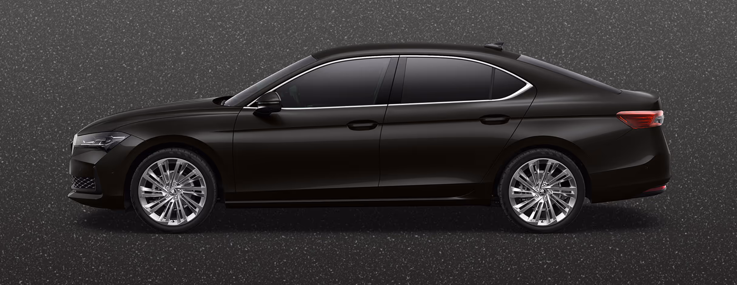 Seitenansicht einer Škoda Superb Limousine in der Lackierung Onyx-Schwarz Metallic mit 19 Zoll Leichtmetallfelgen “Veritate” vor einem einfarbigen Hintergrund in der Farbe der Fahrzeuglackierung.