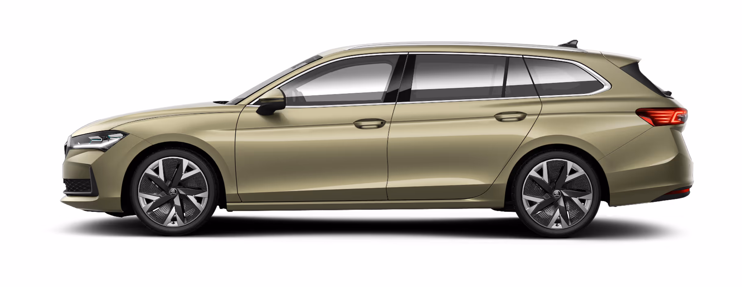 Seitenansicht eines freigestellten Škoda Superb Combi in der Lackierung Ice Tea-Beige Metallic mit 19 Zoll Leichtmetallfelgen “Aniara".