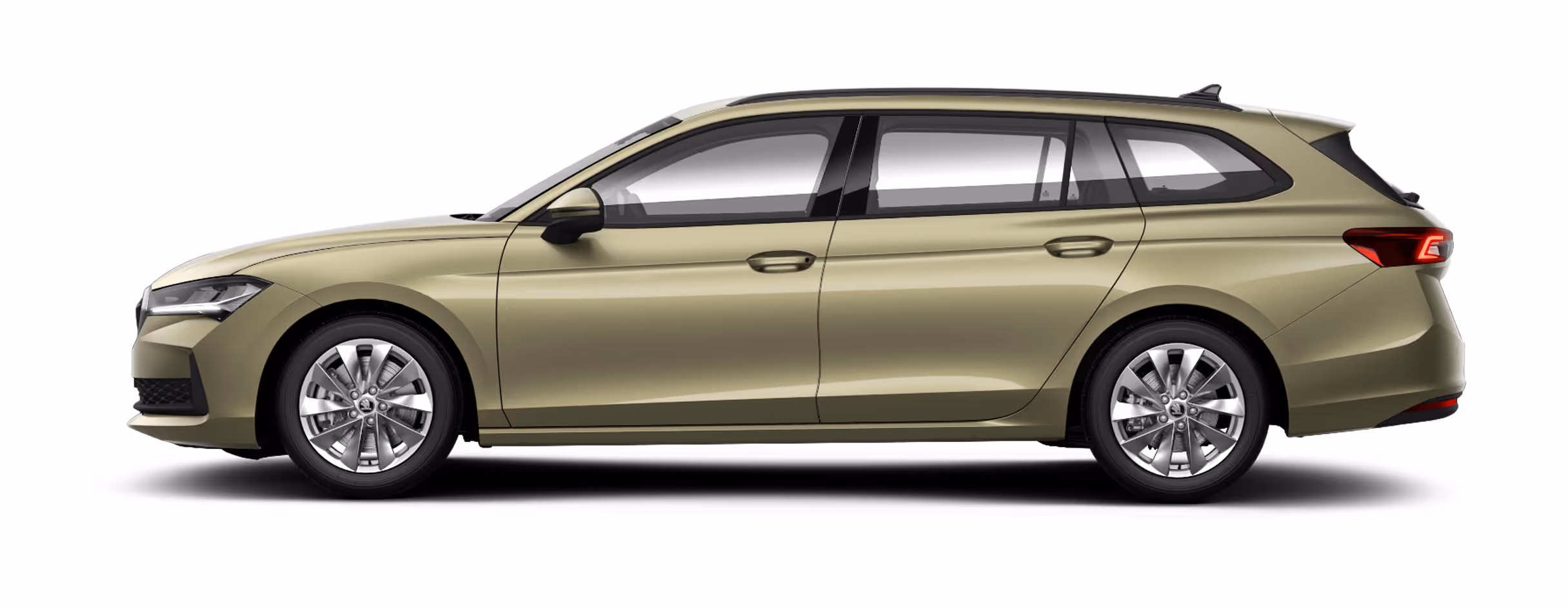 Seitenansicht eines freigestellten Škoda Superb Combi in der Lackierung Ice Tea-Beige Metallic mit 17 Zoll Leichtmetallfelgen “Mintaka".