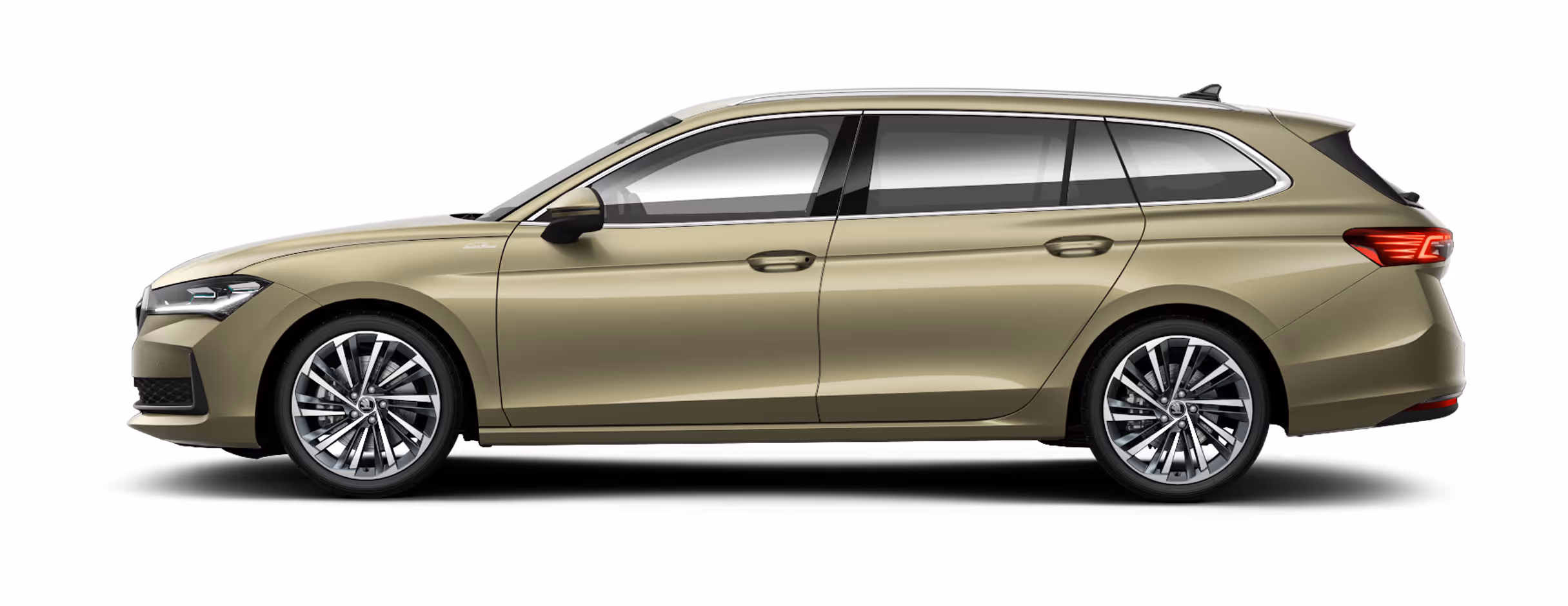 Seitenansicht eines freigestellten Škoda Superb Combi in der Lackierung Ice Tea-Beige Metallic mit 19 Zoll Leichtmetallfelgen “Veritate glanzgedreht".