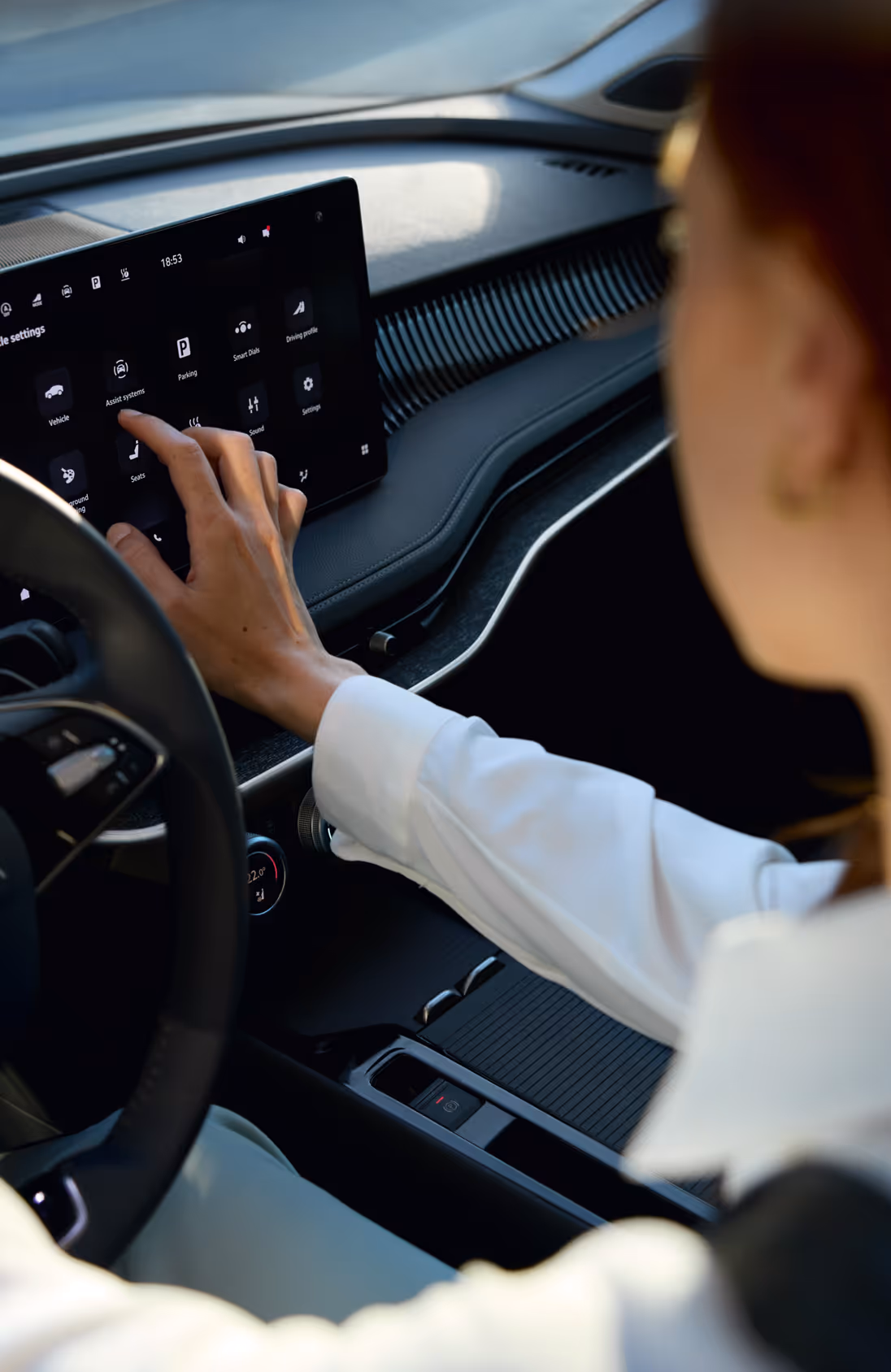 Nahaufnahme einer Hand, die den großen Touchscreen des Infotainmentsystems im Škoda Elroq bedient. Auf dem Display ist die Navigationskarte zu sehen.